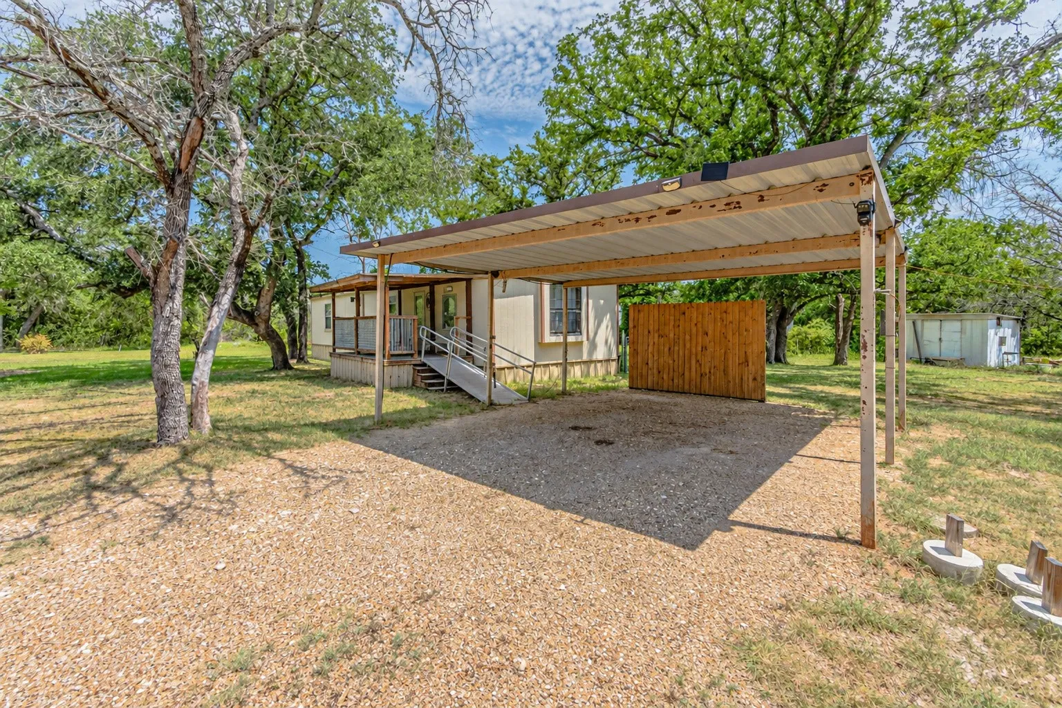 Mobile Home For Sale in Hood County , 4217 Cottonwood Drive, Granbury, Texas 76048, 2 Bedroom, 2 Bathroom, Garage spaces, 1,056 Sqft, built in 1986, mls#21349179, Real Estate Agent in Granbury, Homes For Sale in Hood county, Homes For Sale in Granbury, Realtor in Granbury Texas, Real Estate Brokerage Independent Realty Texas, Luminita Cordes Realtor