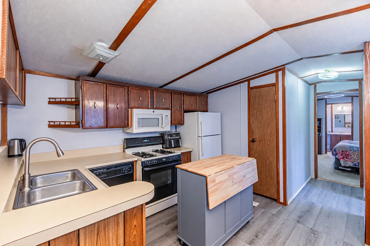 Mobile Home For Sale in Hood County , 4217 Cottonwood Drive, Granbury, Texas 76048, 2 Bedroom, 2 Bathroom, Garage spaces, 1,056 Sqft, built in 1986, mls#21349179, Real Estate Agent in Granbury, Homes For Sale in Hood county, Homes For Sale in Granbury, Realtor in Granbury Texas, Real Estate Brokerage Independent Realty Texas, Luminita Cordes Realtor