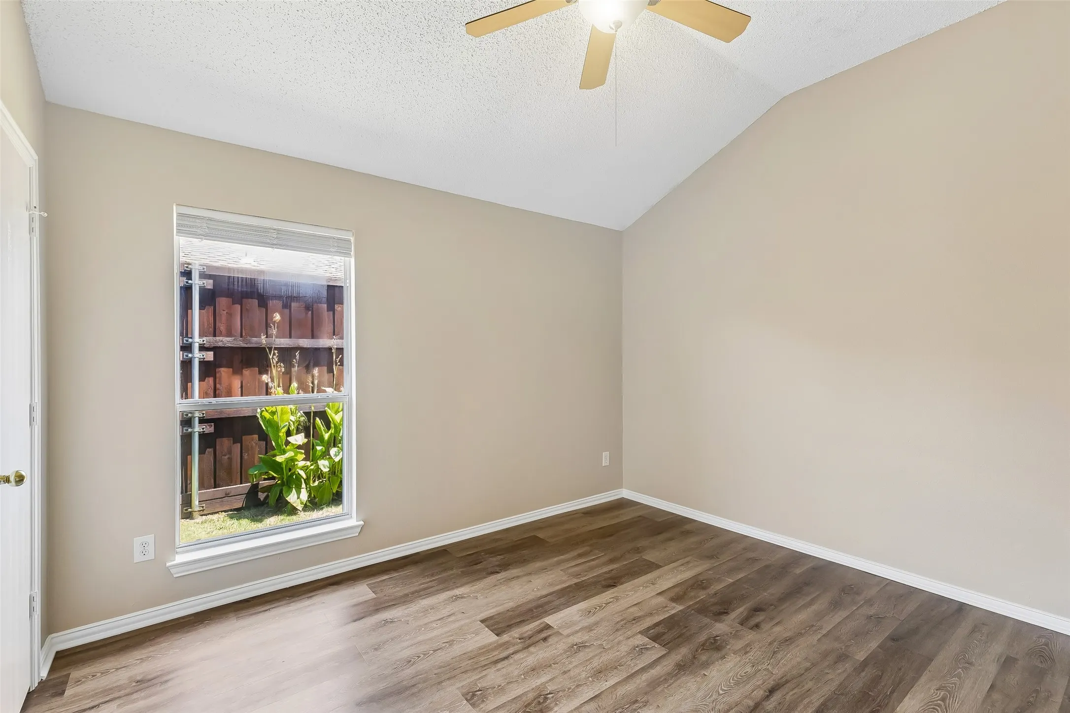 Single Family Residence For Sale in Denton County , 2012 Lake Pointe Drive, Little Elm, Texas 75068, 3 Bedroom, 2 Bathroom, 2 Garage spaces, 1,419 Sqft, built in 1999, mls#21349918, Real Estate Agent in Little Elm, Homes For Sale in Denton county, Homes For Sale in Little Elm, Realtor in Little Elm Texas, Real Estate Brokerage Independent Realty Texas, Luminita Cordes Realtor
