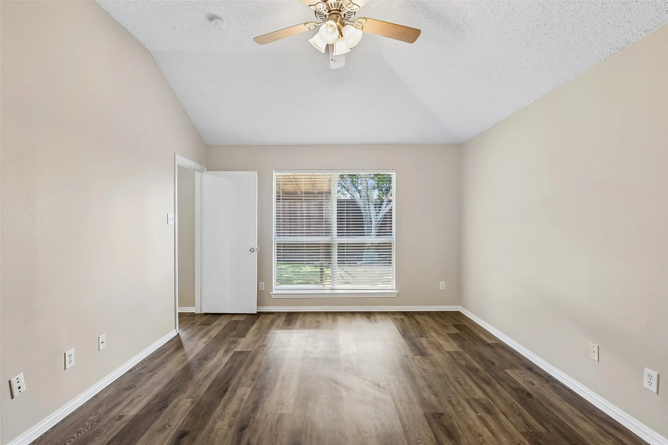 Single Family Residence For Sale in Denton County , 2012 Lake Pointe Drive, Little Elm, Texas 75068, 3 Bedroom, 2 Bathroom, 2 Garage spaces, 1,419 Sqft, built in 1999, mls#21349918, Real Estate Agent in Little Elm, Homes For Sale in Denton county, Homes For Sale in Little Elm, Realtor in Little Elm Texas, Real Estate Brokerage Independent Realty Texas, Luminita Cordes Realtor