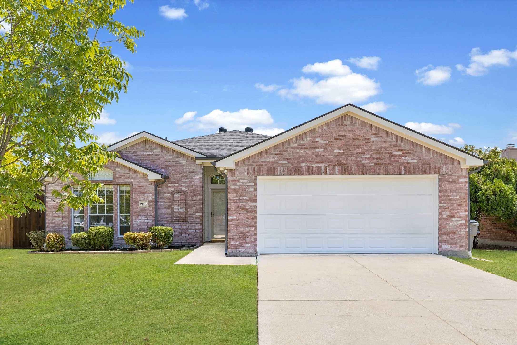 Single Family Residence For Sale in Denton County , 2012 Lake Pointe Drive, Little Elm, Texas 75068, 3 Bedroom, 2 Bathroom, 2 Garage spaces, 1,419 Sqft, built in 1999, mls#21349918, Real Estate Agent in Little Elm, Homes For Sale in Denton county, Homes For Sale in Little Elm, Realtor in Little Elm Texas, Real Estate Brokerage Independent Realty Texas, Luminita Cordes Realtor