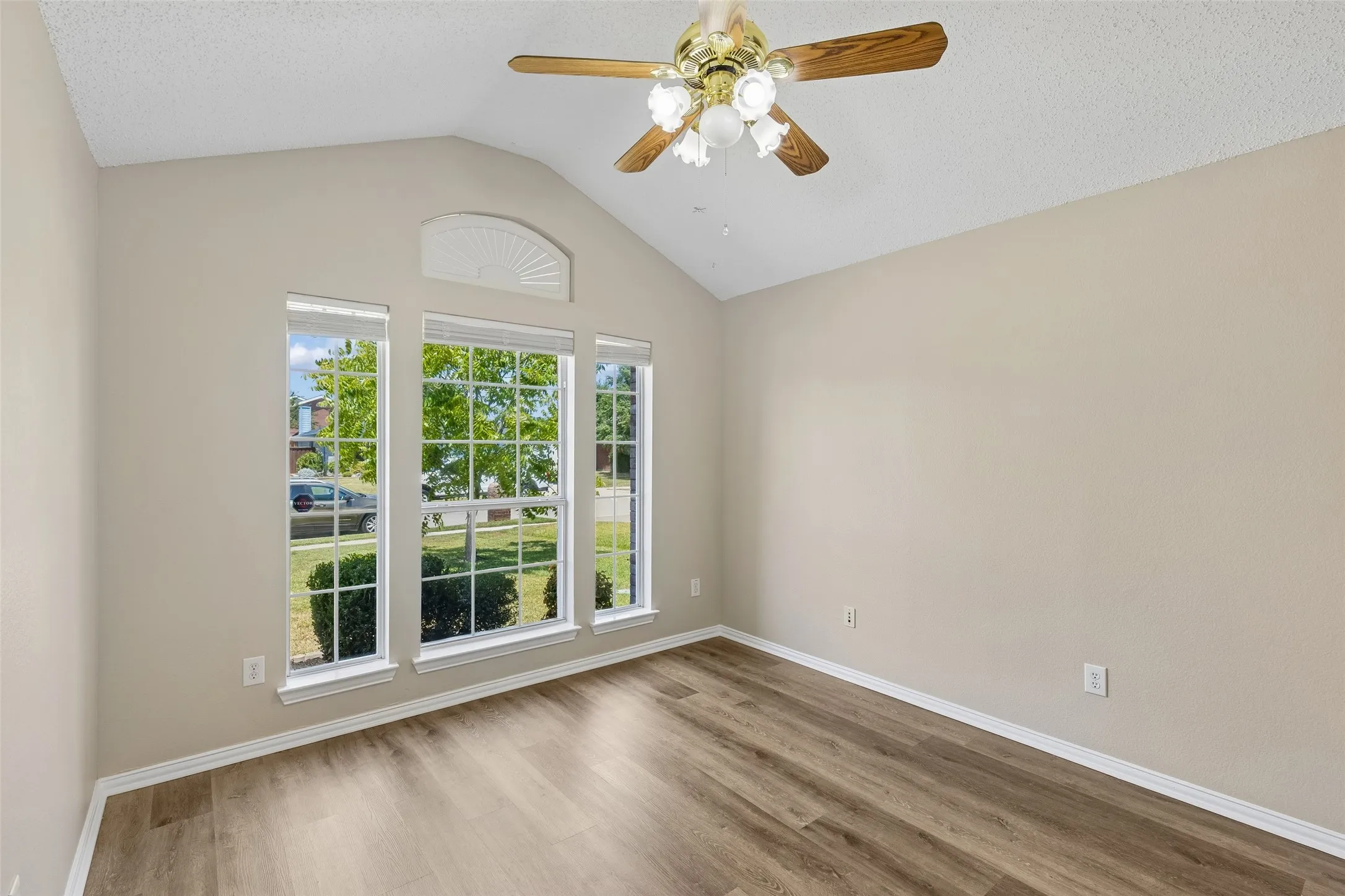 Single Family Residence For Sale in Denton County , 2012 Lake Pointe Drive, Little Elm, Texas 75068, 3 Bedroom, 2 Bathroom, 2 Garage spaces, 1,419 Sqft, built in 1999, mls#21349918, Real Estate Agent in Little Elm, Homes For Sale in Denton county, Homes For Sale in Little Elm, Realtor in Little Elm Texas, Real Estate Brokerage Independent Realty Texas, Luminita Cordes Realtor