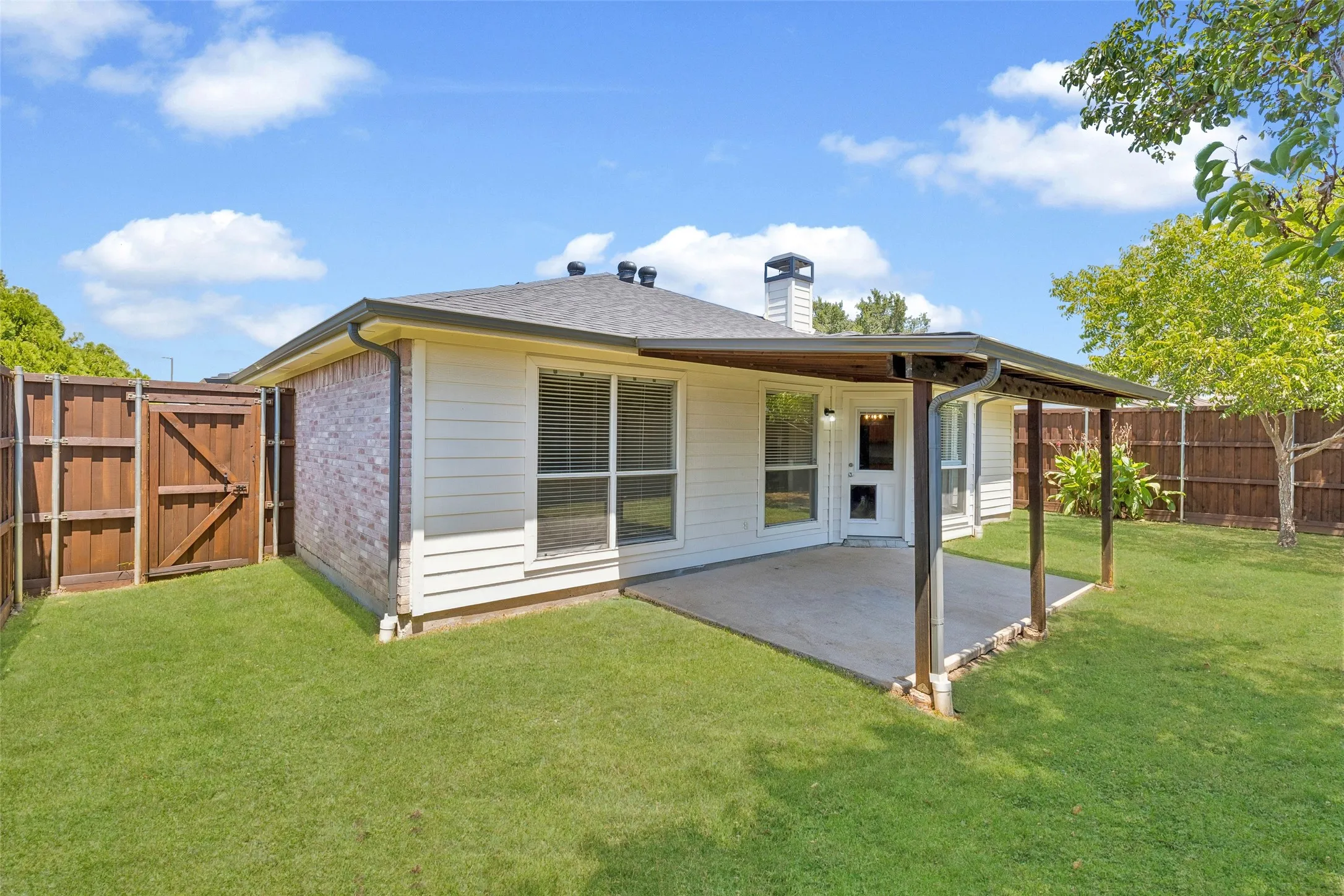 Single Family Residence For Sale in Denton County , 2012 Lake Pointe Drive, Little Elm, Texas 75068, 3 Bedroom, 2 Bathroom, 2 Garage spaces, 1,419 Sqft, built in 1999, mls#21349918, Real Estate Agent in Little Elm, Homes For Sale in Denton county, Homes For Sale in Little Elm, Realtor in Little Elm Texas, Real Estate Brokerage Independent Realty Texas, Luminita Cordes Realtor