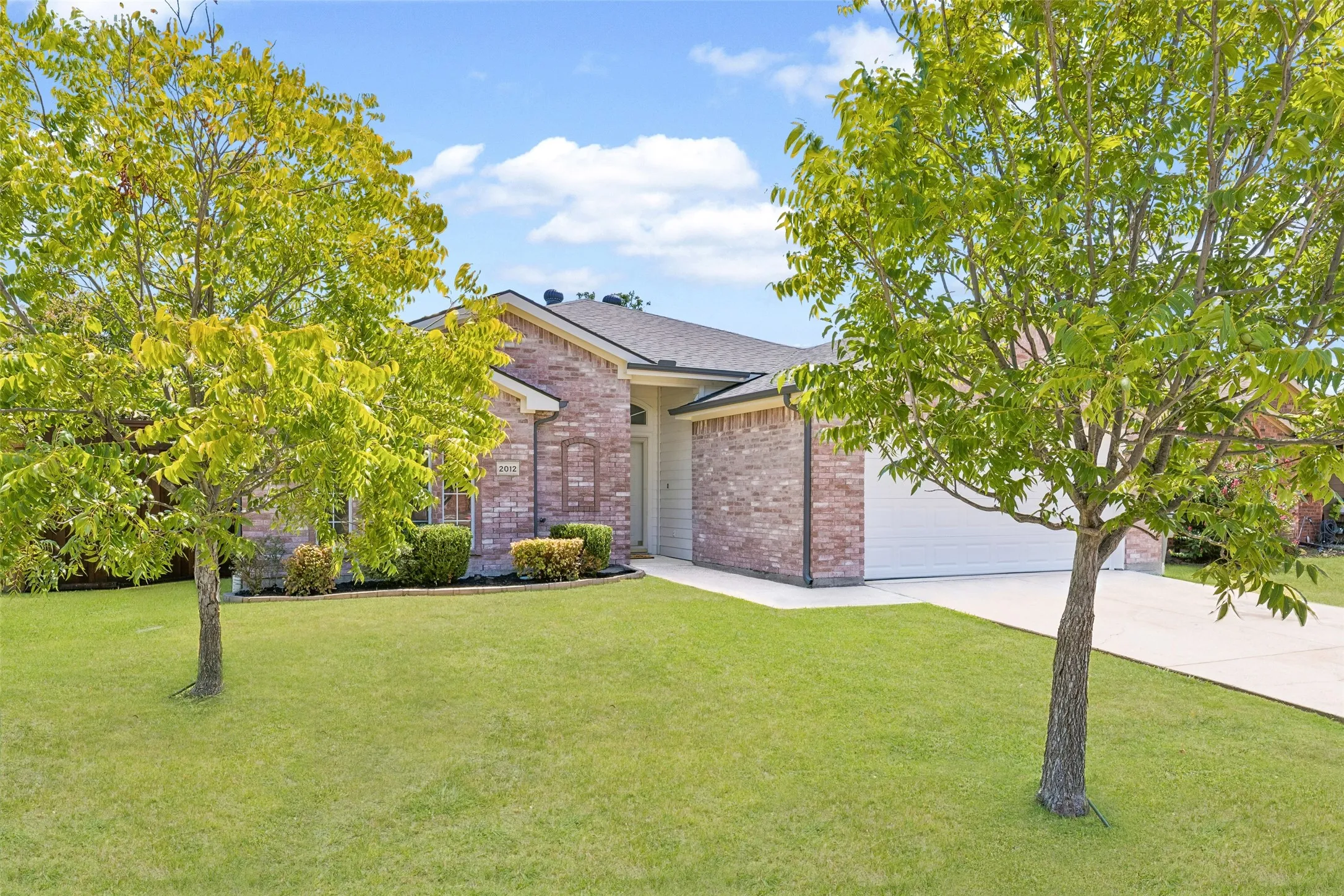 Single Family Residence For Sale in Denton County , 2012 Lake Pointe Drive, Little Elm, Texas 75068, 3 Bedroom, 2 Bathroom, 2 Garage spaces, 1,419 Sqft, built in 1999, mls#21349918, Real Estate Agent in Little Elm, Homes For Sale in Denton county, Homes For Sale in Little Elm, Realtor in Little Elm Texas, Real Estate Brokerage Independent Realty Texas, Luminita Cordes Realtor