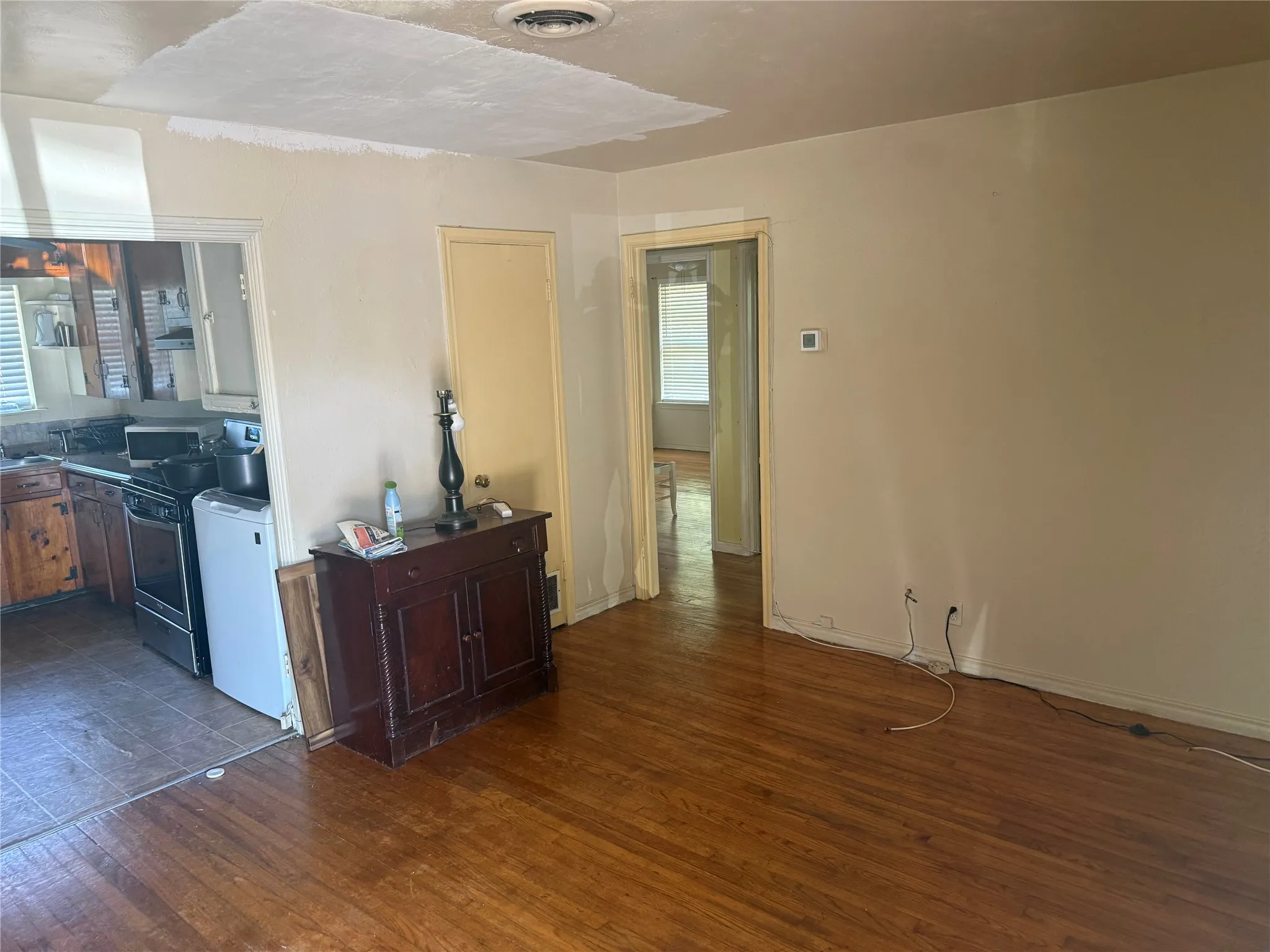 Duplex For Rent in Dallas County , 6437 Lontos Drive, Dallas, Texas 75214, 2 Bedroom, 1 Bathroom, 1 Garage spaces, 1,000 Sqft, built in 1954, Price $1,400, mls#21356499, Real Estate Agent in Dallas, Homes For Rent in Dallas county, Homes For Rent in Dallas, Realtor in Dallas Texas, Real Estate Brokerage Independent Realty Texas, Luminita Cordes Realtor