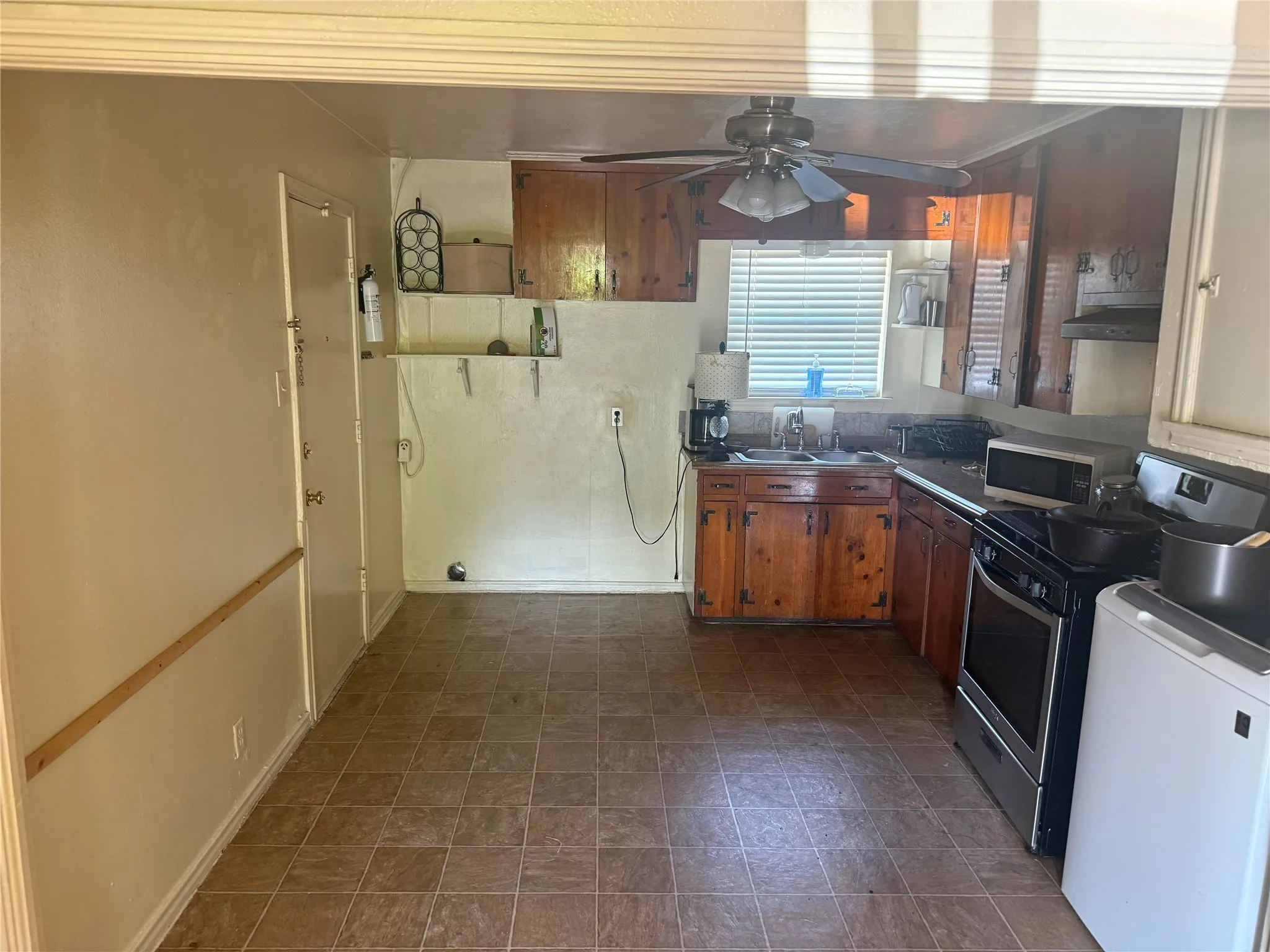 Duplex For Rent in Dallas County , 6437 Lontos Drive, Dallas, Texas 75214, 2 Bedroom, 1 Bathroom, 1 Garage spaces, 1,000 Sqft, built in 1954, Price $1,400, mls#21356499, Real Estate Agent in Dallas, Homes For Rent in Dallas county, Homes For Rent in Dallas, Realtor in Dallas Texas, Real Estate Brokerage Independent Realty Texas, Luminita Cordes Realtor