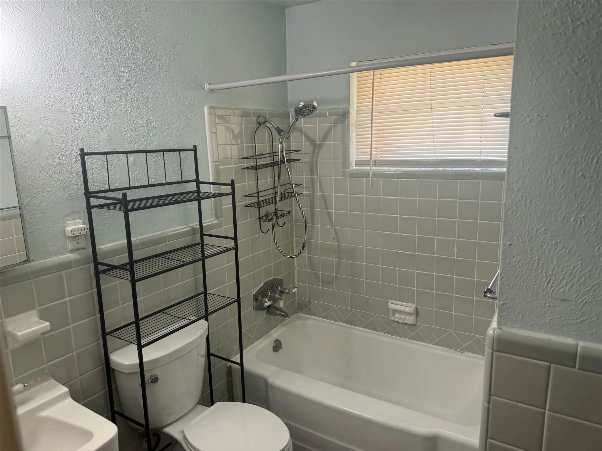 Duplex For Rent in Dallas County , 6437 Lontos Drive, Dallas, Texas 75214, 2 Bedroom, 1 Bathroom, 1 Garage spaces, 1,000 Sqft, built in 1954, Price $1,400, mls#21356499, Real Estate Agent in Dallas, Homes For Rent in Dallas county, Homes For Rent in Dallas, Realtor in Dallas Texas, Real Estate Brokerage Independent Realty Texas, Luminita Cordes Realtor