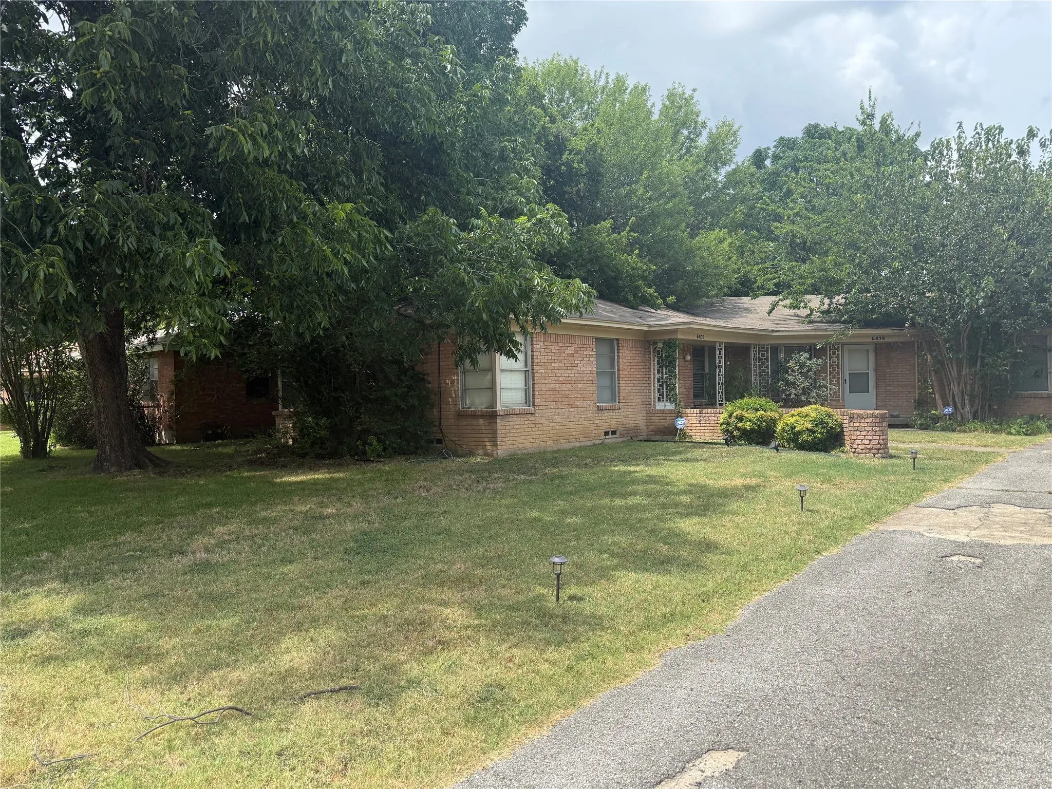 Duplex For Rent in Dallas County , 6437 Lontos Drive, Dallas, Texas 75214, 2 Bedroom, 1 Bathroom, 1 Garage spaces, 1,000 Sqft, built in 1954, Price $1,400, mls#21356499, Real Estate Agent in Dallas, Homes For Rent in Dallas county, Homes For Rent in Dallas, Realtor in Dallas Texas, Real Estate Brokerage Independent Realty Texas, Luminita Cordes Realtor