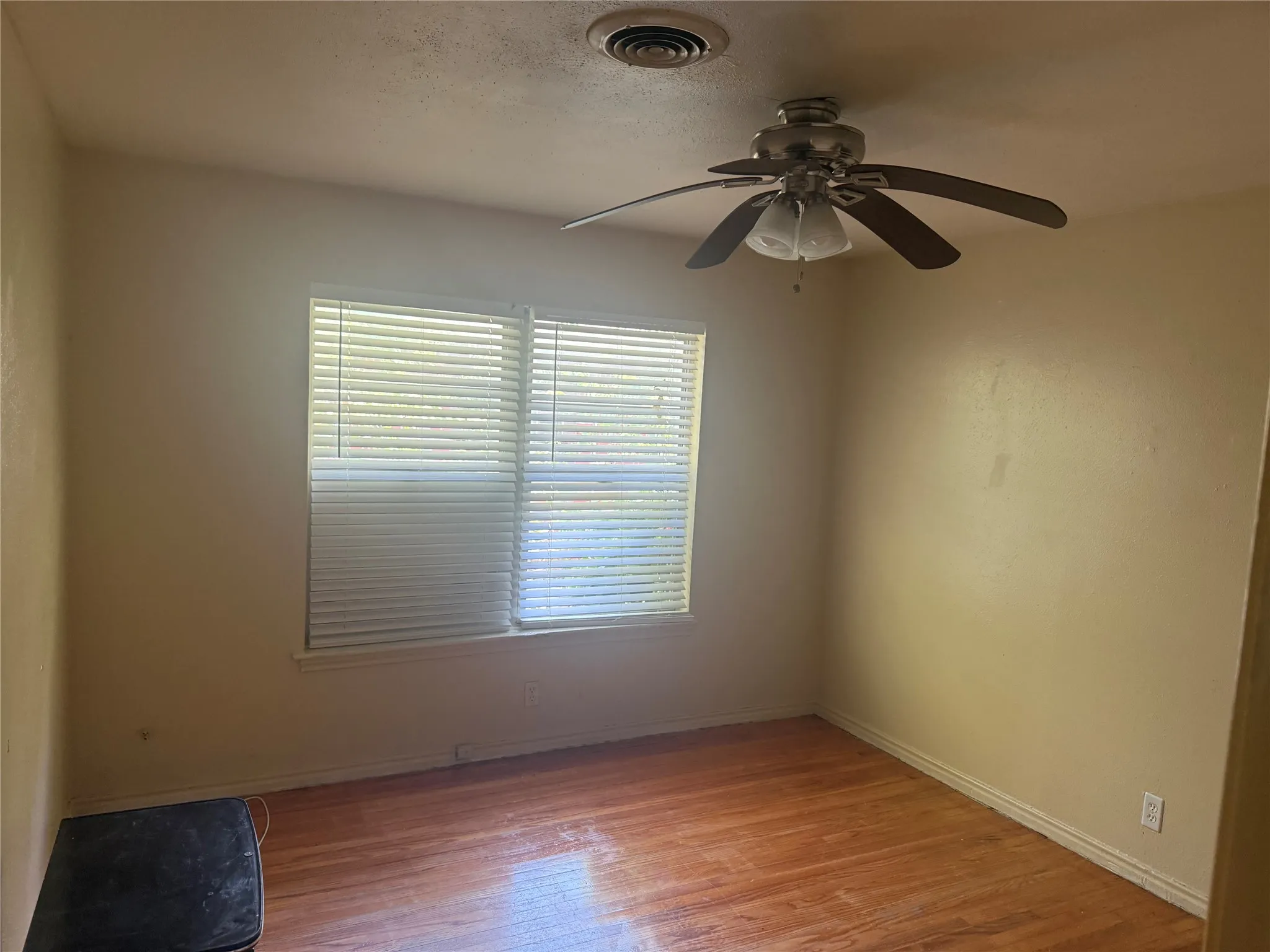 Duplex For Rent in Dallas County , 6437 Lontos Drive, Dallas, Texas 75214, 2 Bedroom, 1 Bathroom, 1 Garage spaces, 1,000 Sqft, built in 1954, Price $1,400, mls#21356499, Real Estate Agent in Dallas, Homes For Rent in Dallas county, Homes For Rent in Dallas, Realtor in Dallas Texas, Real Estate Brokerage Independent Realty Texas, Luminita Cordes Realtor