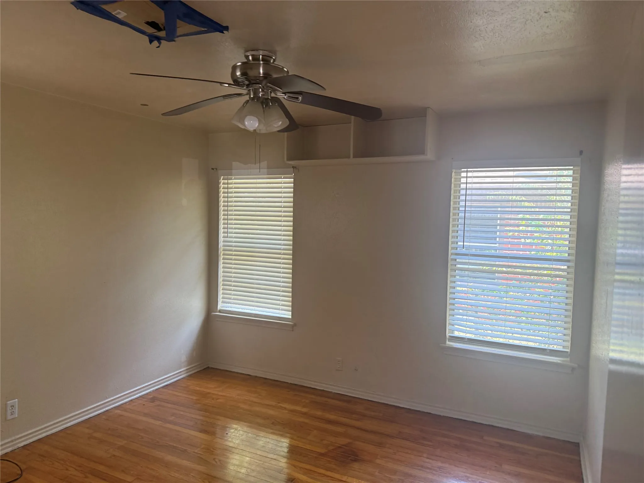 Duplex For Rent in Dallas County , 6437 Lontos Drive, Dallas, Texas 75214, 2 Bedroom, 1 Bathroom, 1 Garage spaces, 1,000 Sqft, built in 1954, Price $1,400, mls#21356499, Real Estate Agent in Dallas, Homes For Rent in Dallas county, Homes For Rent in Dallas, Realtor in Dallas Texas, Real Estate Brokerage Independent Realty Texas, Luminita Cordes Realtor