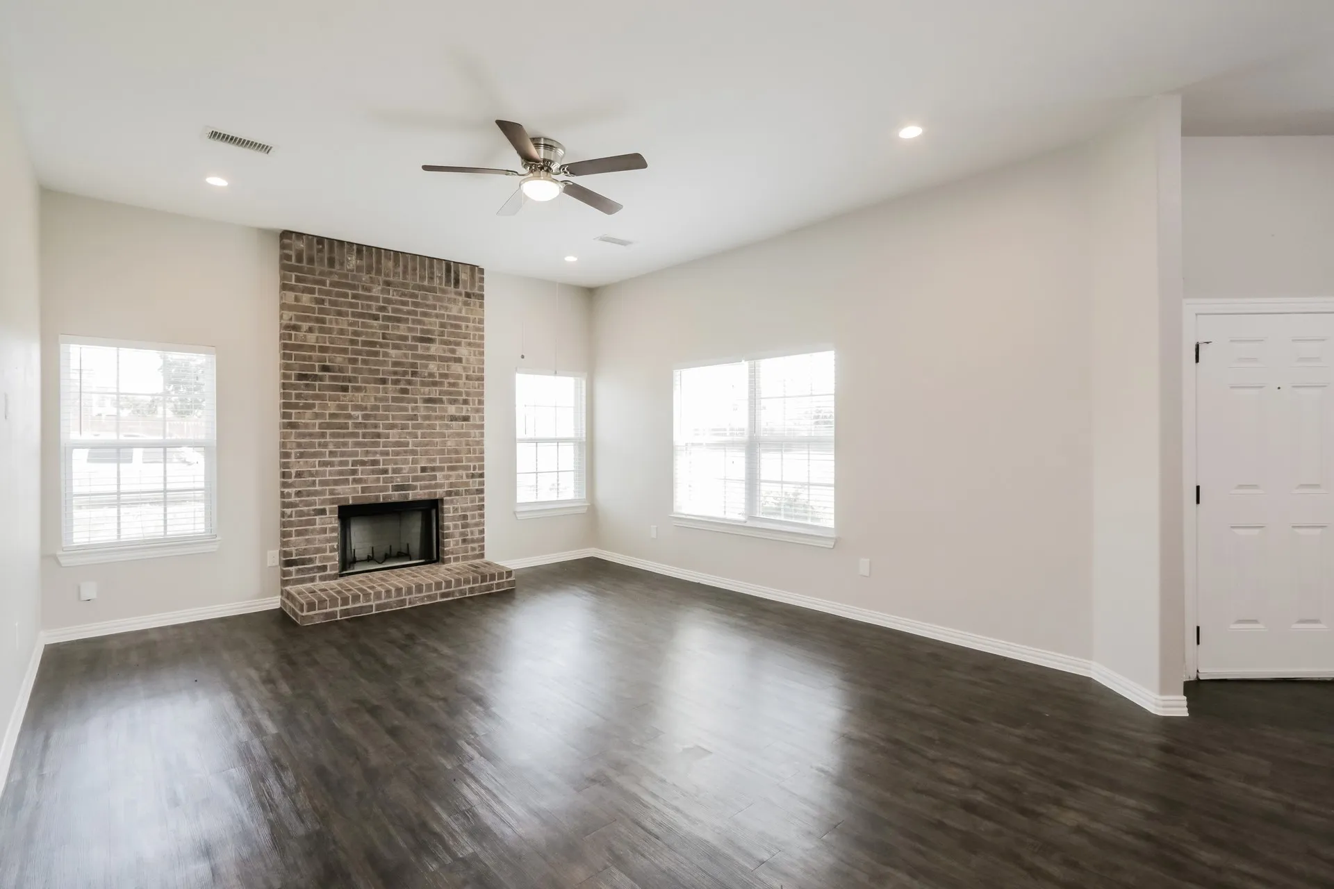 Single Family Residence For Rent in Dallas County , 1633 Mockingbird Lane, De Soto, Texas 75115, 3 Bedroom, 2 Bathroom, 2 Garage spaces, 1,883 Sqft, built in 2017, mls#21356508, Real Estate Agent in De Soto, Homes For Rent in Dallas county, Homes For Rent in De Soto, Realtor in De Soto Texas, Real Estate Brokerage Independent Realty Texas, Luminita Cordes Realtor