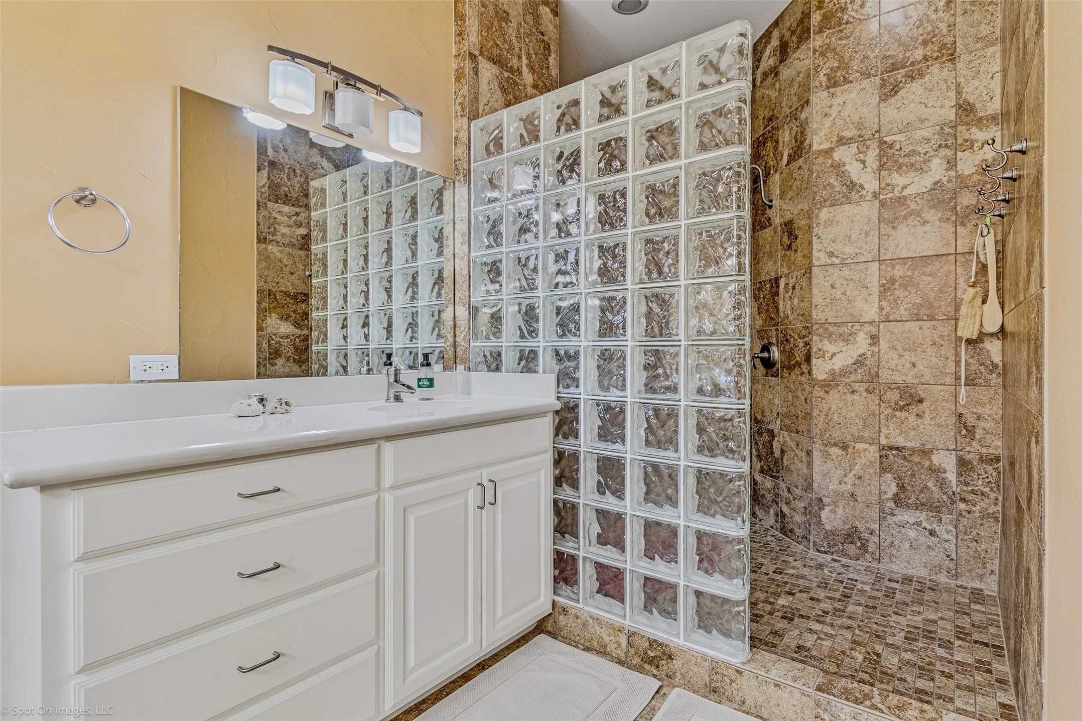 Single Family Residence For Sale in Rockwall County , 3010 Lakeside Drive, Rockwall, Texas 75087, 4 Bedroom, 4 Bathroom, 3 Garage spaces, 2,793 Sqft, built in 2008, mls#21356505, Real Estate Agent in Rockwall, Homes For Sale in Rockwall county, Homes For Sale in Rockwall, Realtor in Rockwall Texas, Real Estate Brokerage Independent Realty Texas, Luminita Cordes Realtor