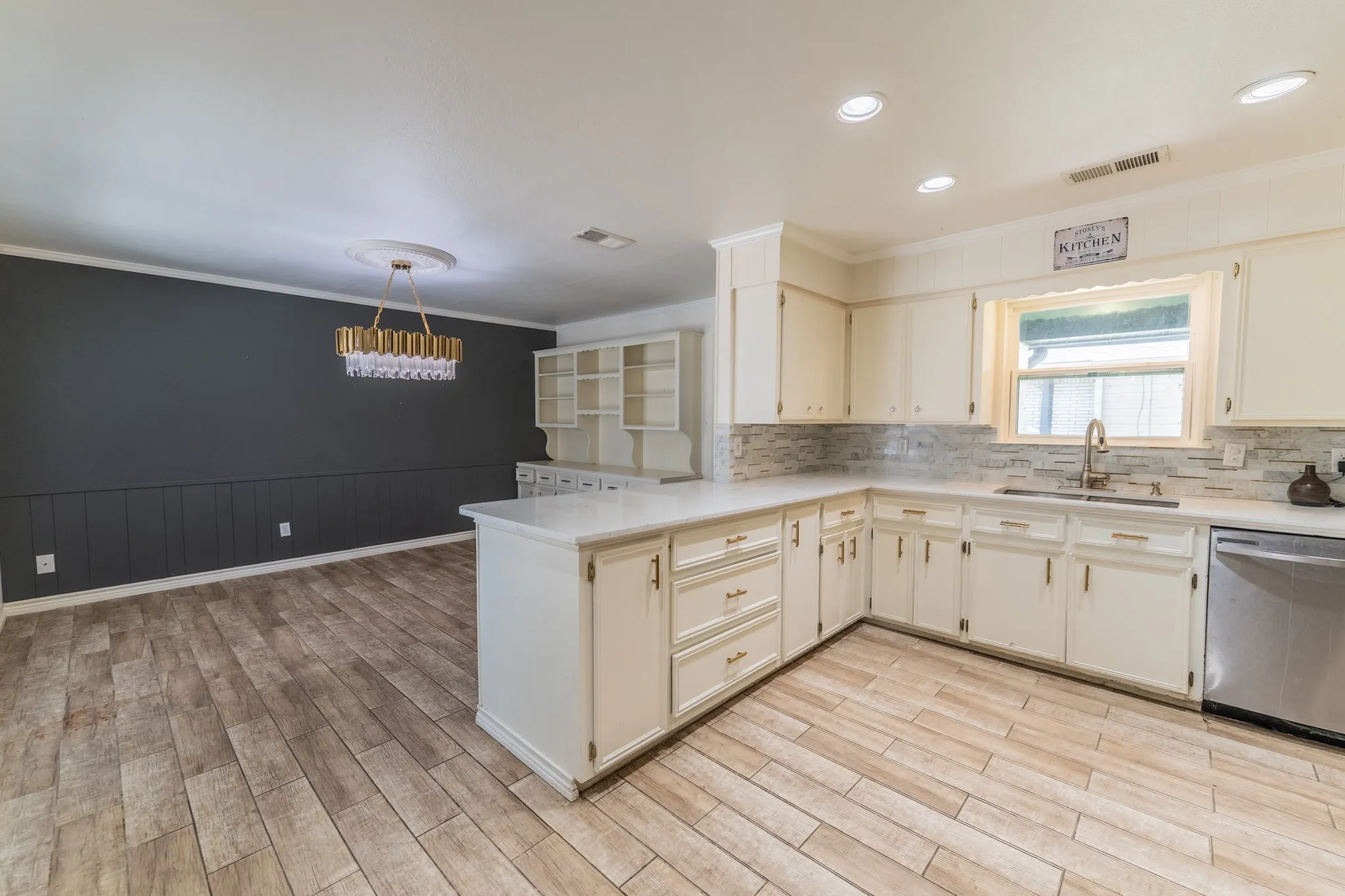 Single Family Residence For Sale in Hopkins County , 316 Woodcrest Circle, Sulphur Springs, Texas 75482, 4 Bedroom, 3 Bathroom, 2 Garage spaces, 2,511 Sqft, built in 1968, mls#21354894, Real Estate Agent in Sulphur Springs, Homes For Sale in Hopkins county, Homes For Sale in Sulphur Springs, Realtor in Sulphur Springs Texas, Real Estate Brokerage Independent Realty Texas, Luminita Cordes Realtor