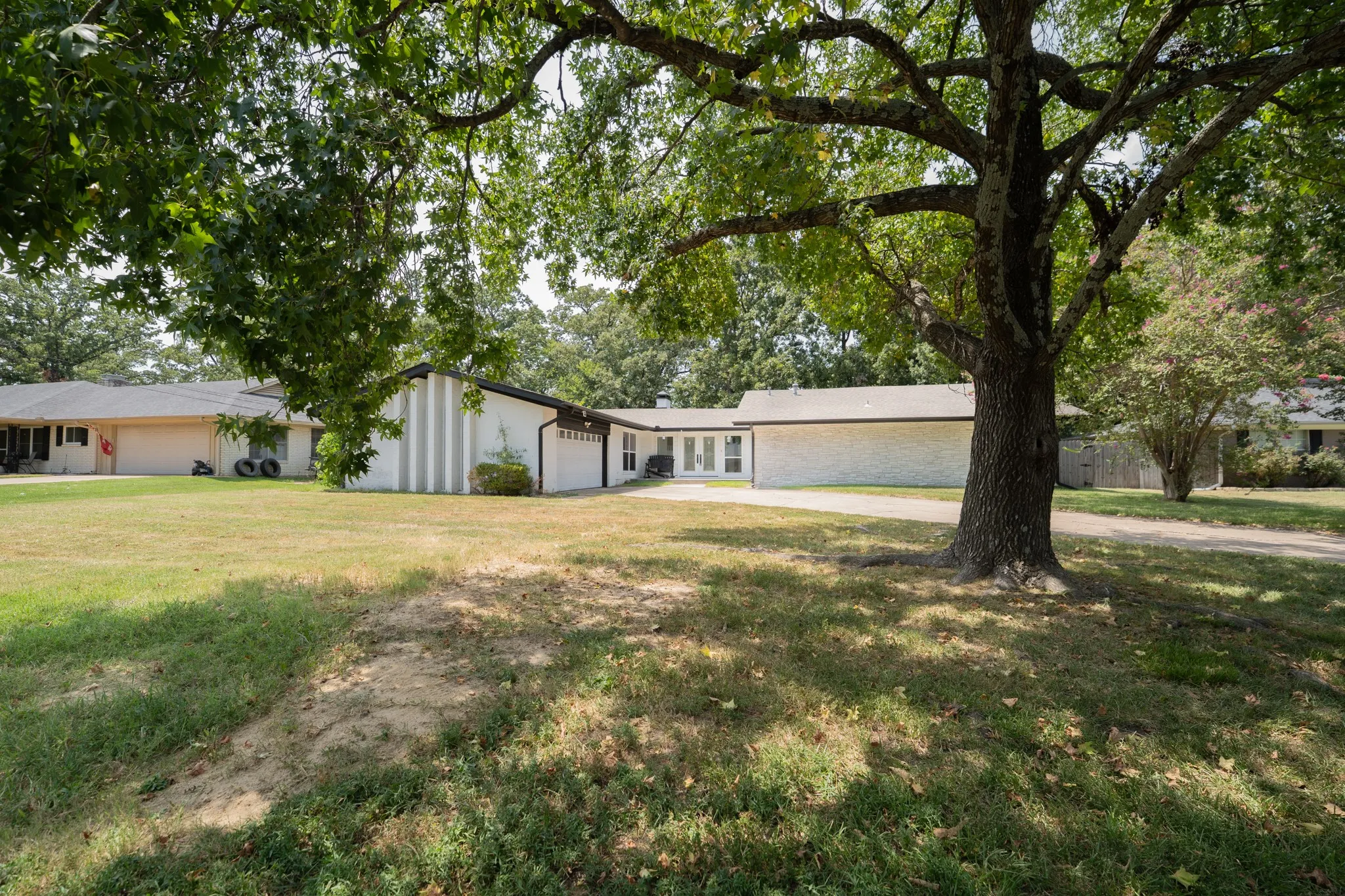 Single Family Residence For Sale in Hopkins County , 316 Woodcrest Circle, Sulphur Springs, Texas 75482, 4 Bedroom, 3 Bathroom, 2 Garage spaces, 2,511 Sqft, built in 1968, mls#21354894, Real Estate Agent in Sulphur Springs, Homes For Sale in Hopkins county, Homes For Sale in Sulphur Springs, Realtor in Sulphur Springs Texas, Real Estate Brokerage Independent Realty Texas, Luminita Cordes Realtor