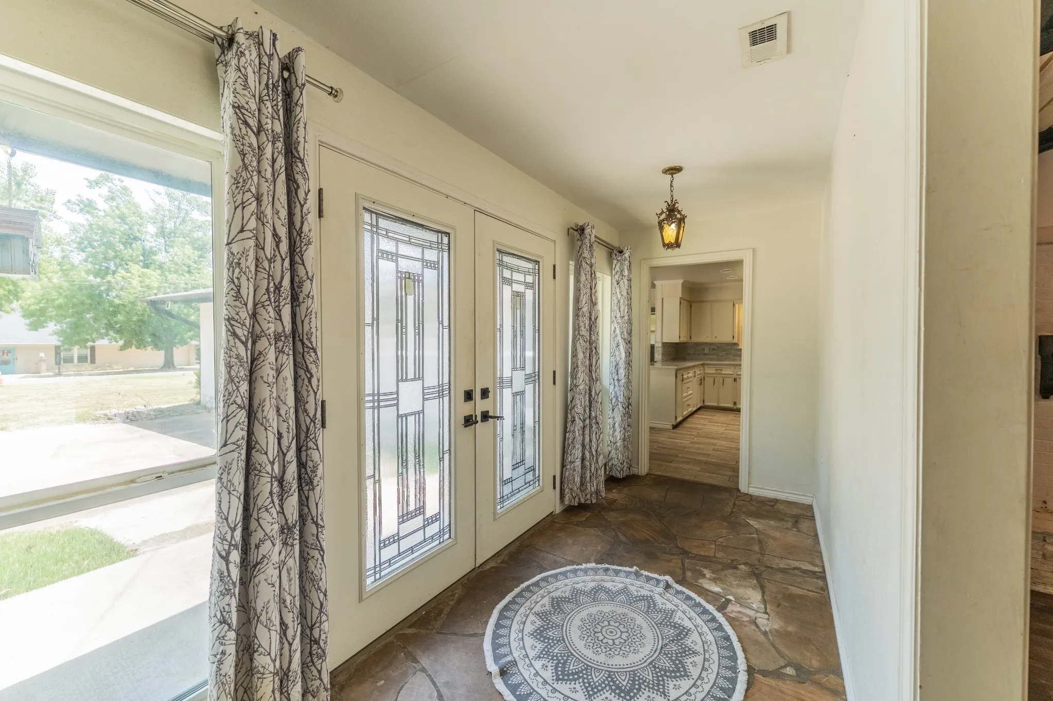 Single Family Residence For Sale in Hopkins County , 316 Woodcrest Circle, Sulphur Springs, Texas 75482, 4 Bedroom, 3 Bathroom, 2 Garage spaces, 2,511 Sqft, built in 1968, mls#21354894, Real Estate Agent in Sulphur Springs, Homes For Sale in Hopkins county, Homes For Sale in Sulphur Springs, Realtor in Sulphur Springs Texas, Real Estate Brokerage Independent Realty Texas, Luminita Cordes Realtor