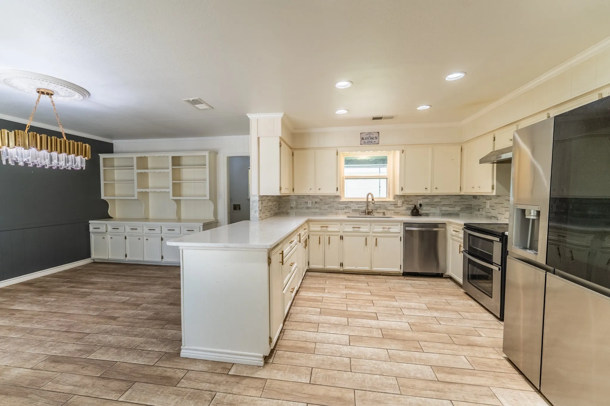 Single Family Residence For Sale in Hopkins County , 316 Woodcrest Circle, Sulphur Springs, Texas 75482, 4 Bedroom, 3 Bathroom, 2 Garage spaces, 2,511 Sqft, built in 1968, mls#21354894, Real Estate Agent in Sulphur Springs, Homes For Sale in Hopkins county, Homes For Sale in Sulphur Springs, Realtor in Sulphur Springs Texas, Real Estate Brokerage Independent Realty Texas, Luminita Cordes Realtor
