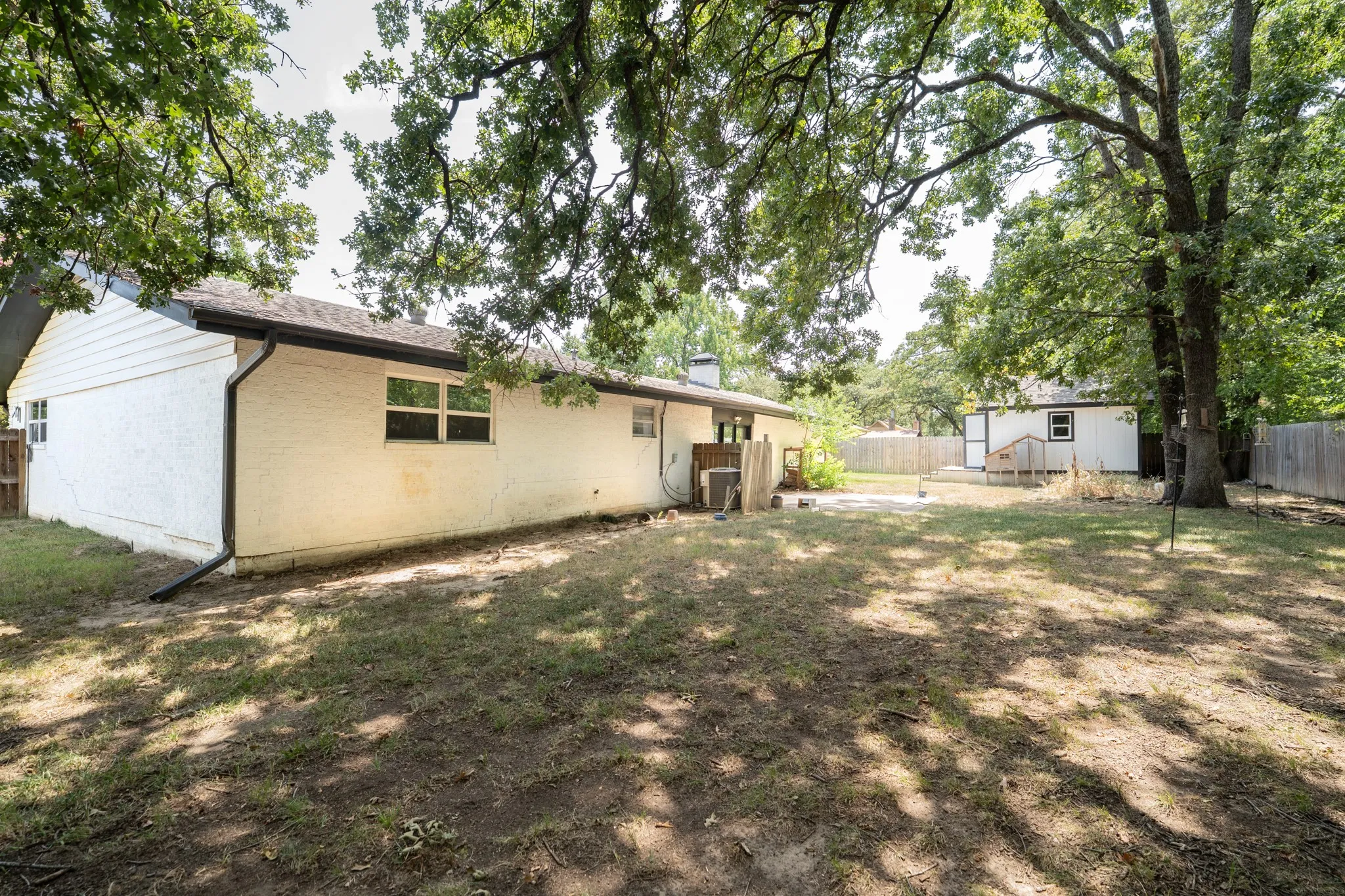Single Family Residence For Sale in Hopkins County , 316 Woodcrest Circle, Sulphur Springs, Texas 75482, 4 Bedroom, 3 Bathroom, 2 Garage spaces, 2,511 Sqft, built in 1968, mls#21354894, Real Estate Agent in Sulphur Springs, Homes For Sale in Hopkins county, Homes For Sale in Sulphur Springs, Realtor in Sulphur Springs Texas, Real Estate Brokerage Independent Realty Texas, Luminita Cordes Realtor