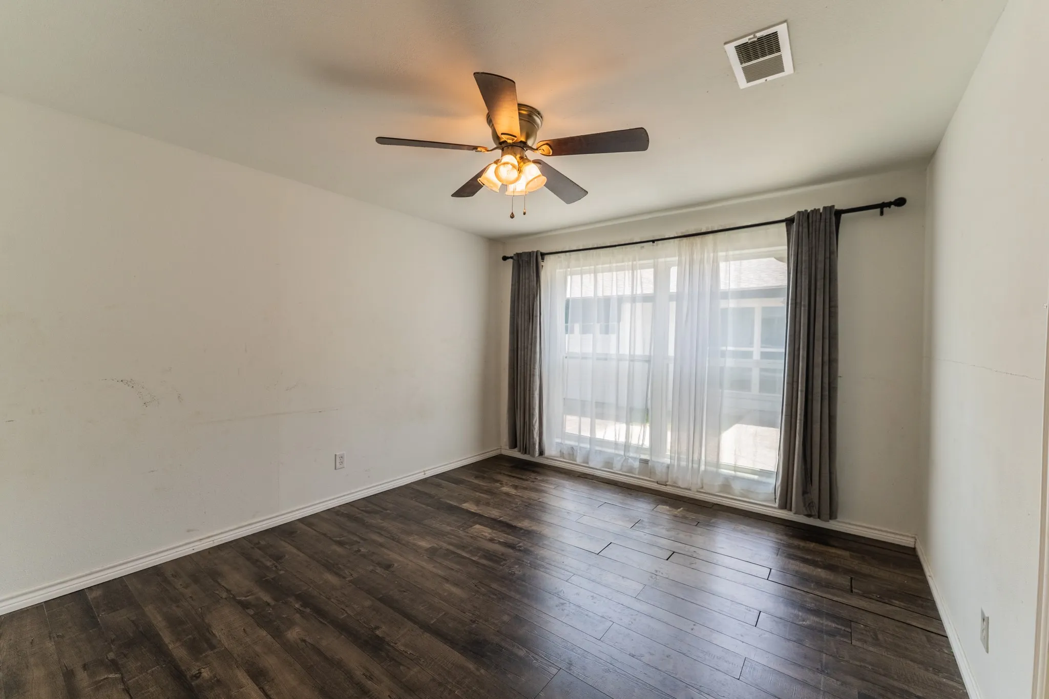 Single Family Residence For Sale in Hopkins County , 316 Woodcrest Circle, Sulphur Springs, Texas 75482, 4 Bedroom, 3 Bathroom, 2 Garage spaces, 2,511 Sqft, built in 1968, mls#21354894, Real Estate Agent in Sulphur Springs, Homes For Sale in Hopkins county, Homes For Sale in Sulphur Springs, Realtor in Sulphur Springs Texas, Real Estate Brokerage Independent Realty Texas, Luminita Cordes Realtor