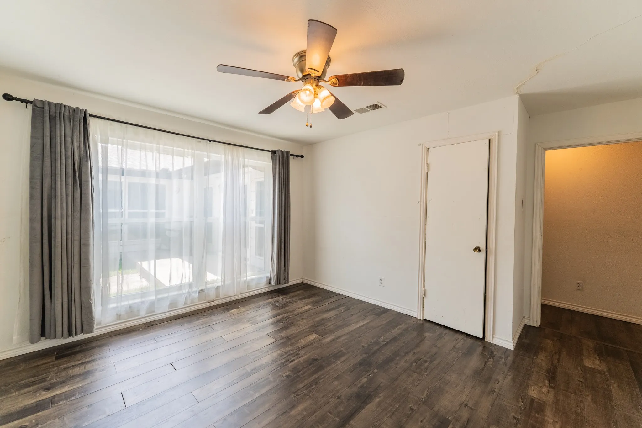 Single Family Residence For Sale in Hopkins County , 316 Woodcrest Circle, Sulphur Springs, Texas 75482, 4 Bedroom, 3 Bathroom, 2 Garage spaces, 2,511 Sqft, built in 1968, mls#21354894, Real Estate Agent in Sulphur Springs, Homes For Sale in Hopkins county, Homes For Sale in Sulphur Springs, Realtor in Sulphur Springs Texas, Real Estate Brokerage Independent Realty Texas, Luminita Cordes Realtor