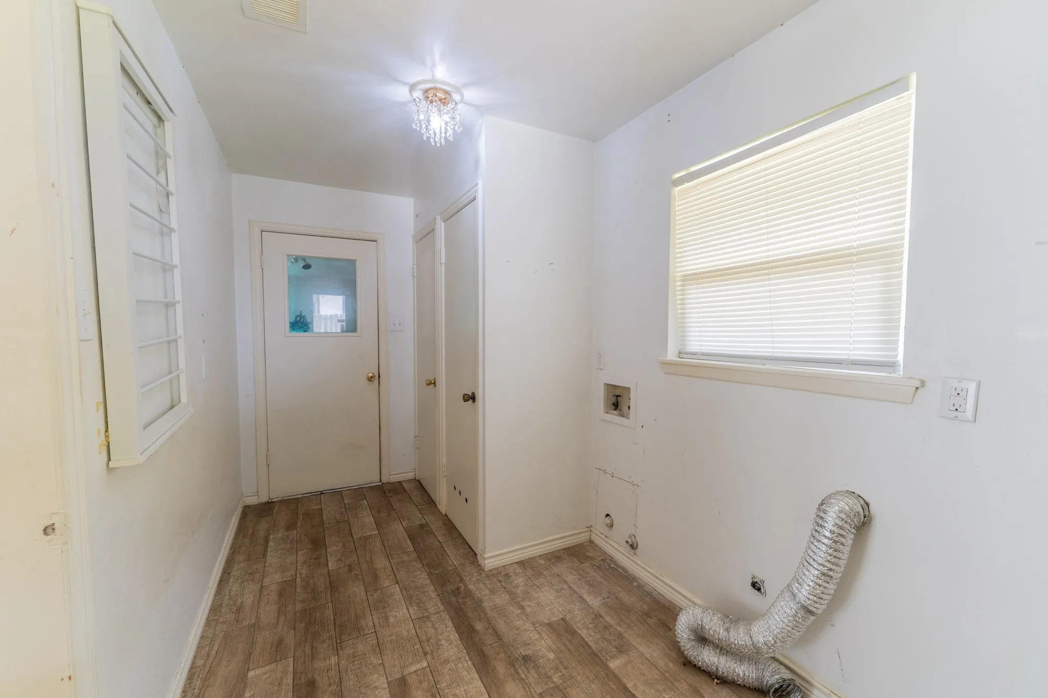 Single Family Residence For Sale in Hopkins County , 316 Woodcrest Circle, Sulphur Springs, Texas 75482, 4 Bedroom, 3 Bathroom, 2 Garage spaces, 2,511 Sqft, built in 1968, mls#21354894, Real Estate Agent in Sulphur Springs, Homes For Sale in Hopkins county, Homes For Sale in Sulphur Springs, Realtor in Sulphur Springs Texas, Real Estate Brokerage Independent Realty Texas, Luminita Cordes Realtor