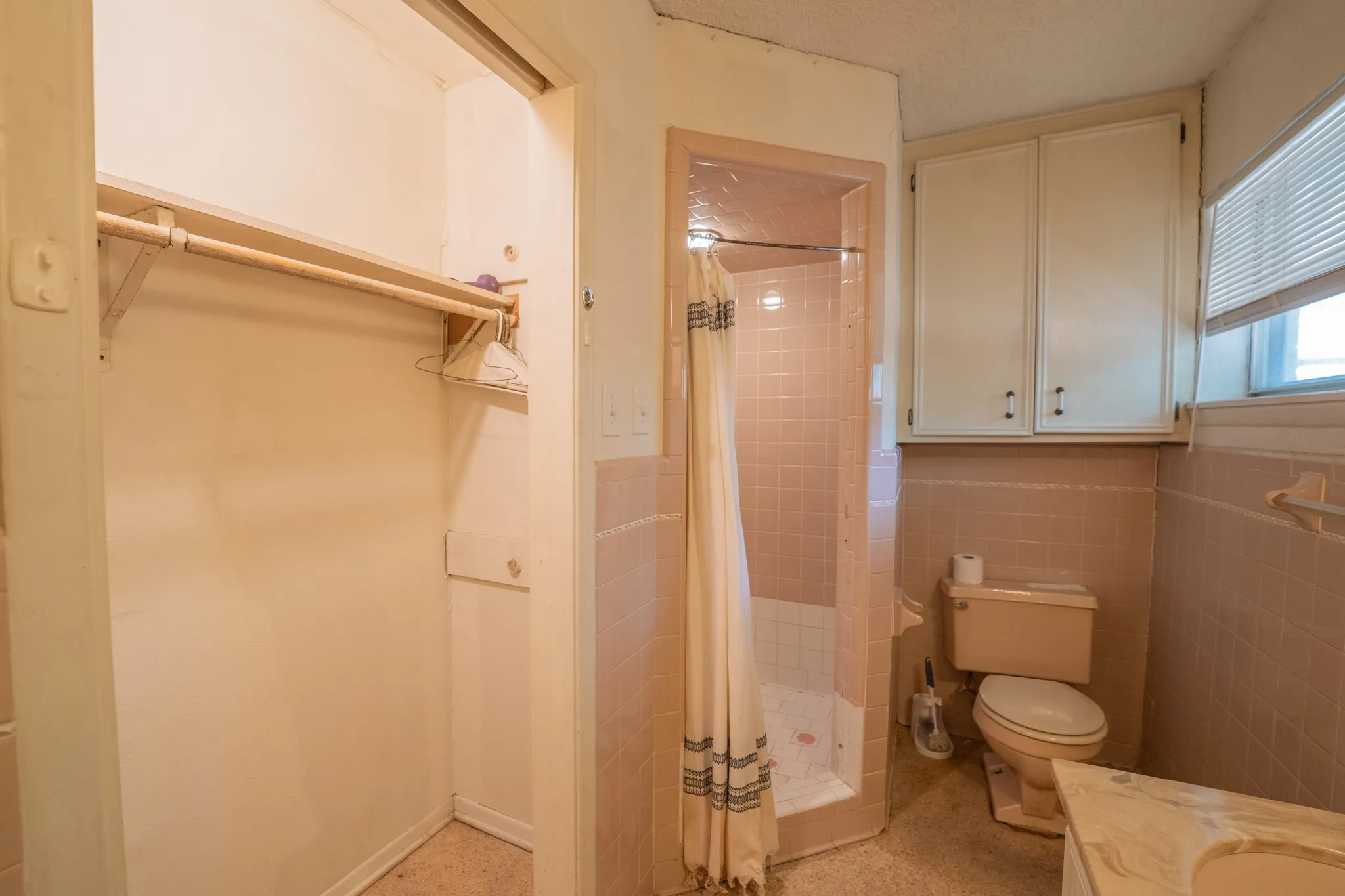 Single Family Residence For Sale in Hopkins County , 316 Woodcrest Circle, Sulphur Springs, Texas 75482, 4 Bedroom, 3 Bathroom, 2 Garage spaces, 2,511 Sqft, built in 1968, mls#21354894, Real Estate Agent in Sulphur Springs, Homes For Sale in Hopkins county, Homes For Sale in Sulphur Springs, Realtor in Sulphur Springs Texas, Real Estate Brokerage Independent Realty Texas, Luminita Cordes Realtor