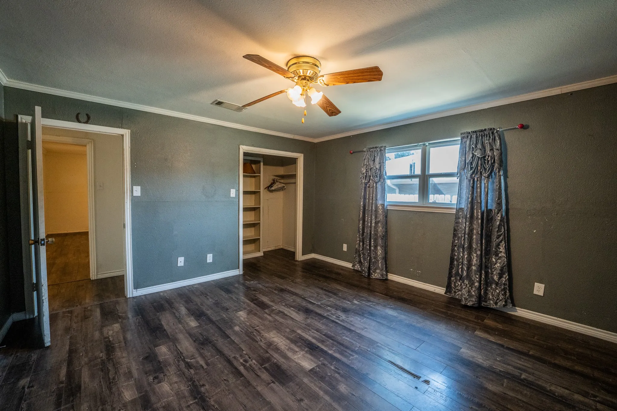 Single Family Residence For Sale in Hopkins County , 316 Woodcrest Circle, Sulphur Springs, Texas 75482, 4 Bedroom, 3 Bathroom, 2 Garage spaces, 2,511 Sqft, built in 1968, mls#21354894, Real Estate Agent in Sulphur Springs, Homes For Sale in Hopkins county, Homes For Sale in Sulphur Springs, Realtor in Sulphur Springs Texas, Real Estate Brokerage Independent Realty Texas, Luminita Cordes Realtor
