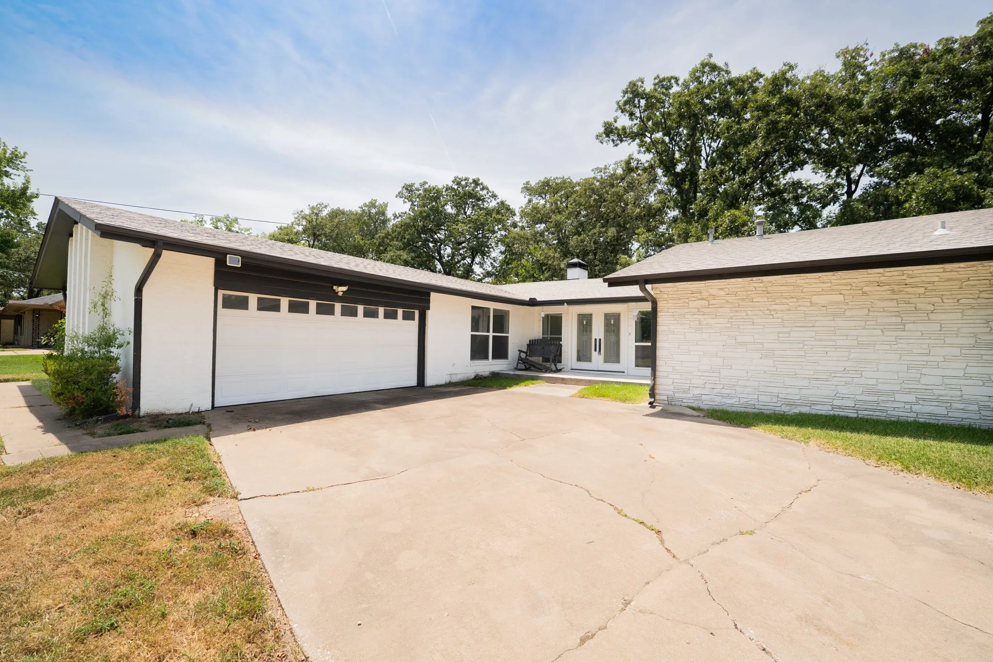 Single Family Residence For Sale in Hopkins County , 316 Woodcrest Circle, Sulphur Springs, Texas 75482, 4 Bedroom, 3 Bathroom, 2 Garage spaces, 2,511 Sqft, built in 1968, mls#21354894, Real Estate Agent in Sulphur Springs, Homes For Sale in Hopkins county, Homes For Sale in Sulphur Springs, Realtor in Sulphur Springs Texas, Real Estate Brokerage Independent Realty Texas, Luminita Cordes Realtor