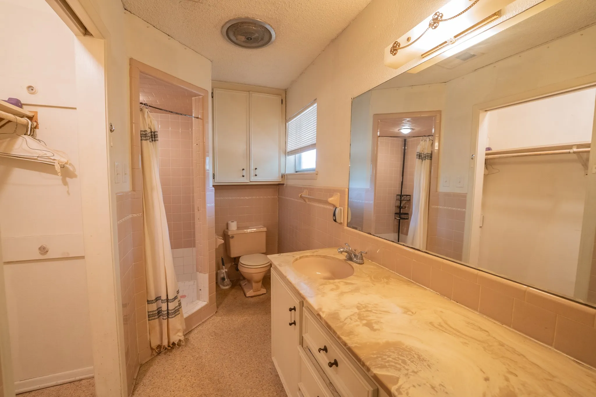 Single Family Residence For Sale in Hopkins County , 316 Woodcrest Circle, Sulphur Springs, Texas 75482, 4 Bedroom, 3 Bathroom, 2 Garage spaces, 2,511 Sqft, built in 1968, mls#21354894, Real Estate Agent in Sulphur Springs, Homes For Sale in Hopkins county, Homes For Sale in Sulphur Springs, Realtor in Sulphur Springs Texas, Real Estate Brokerage Independent Realty Texas, Luminita Cordes Realtor