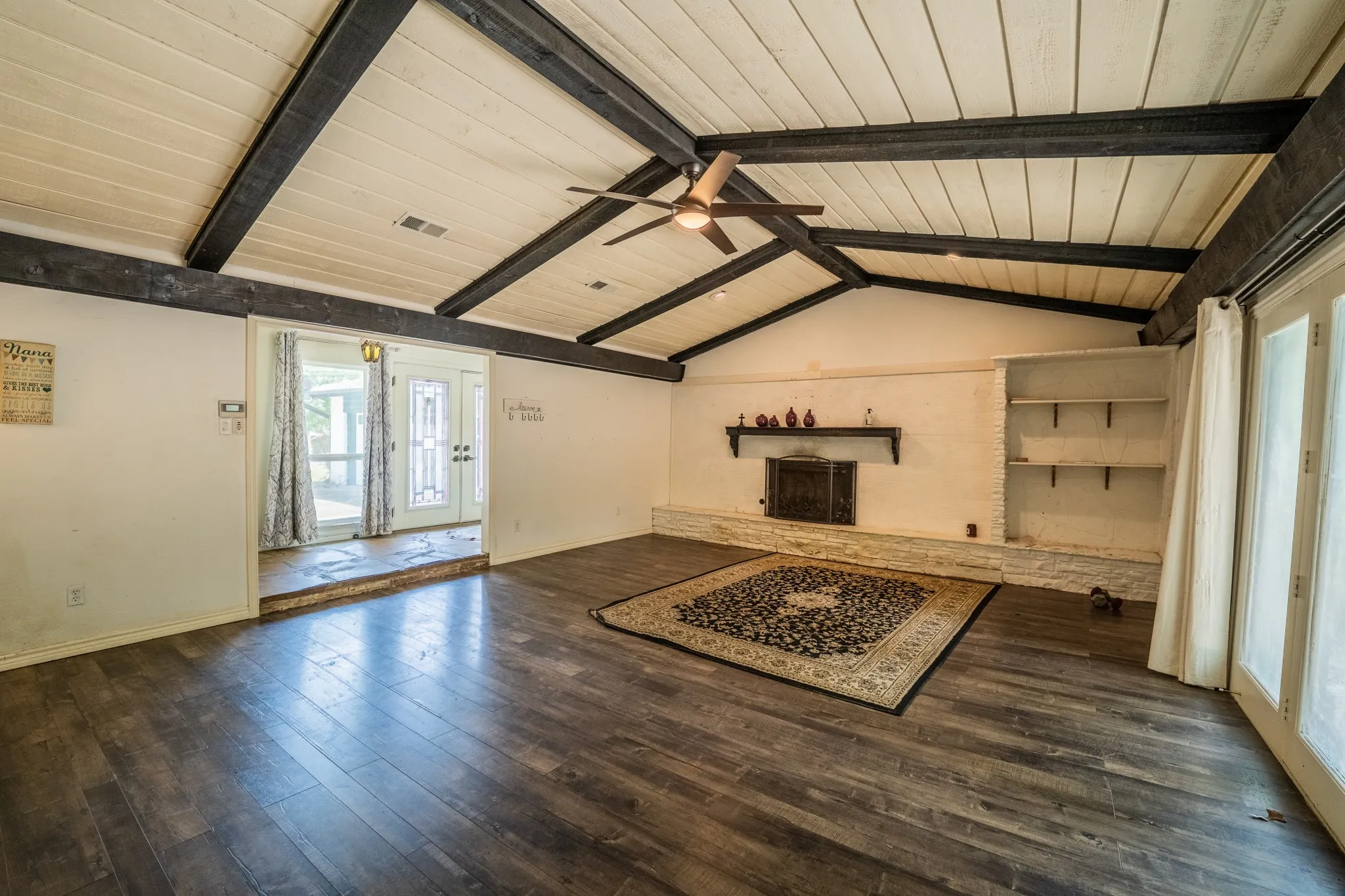 Single Family Residence For Sale in Hopkins County , 316 Woodcrest Circle, Sulphur Springs, Texas 75482, 4 Bedroom, 3 Bathroom, 2 Garage spaces, 2,511 Sqft, built in 1968, mls#21354894, Real Estate Agent in Sulphur Springs, Homes For Sale in Hopkins county, Homes For Sale in Sulphur Springs, Realtor in Sulphur Springs Texas, Real Estate Brokerage Independent Realty Texas, Luminita Cordes Realtor