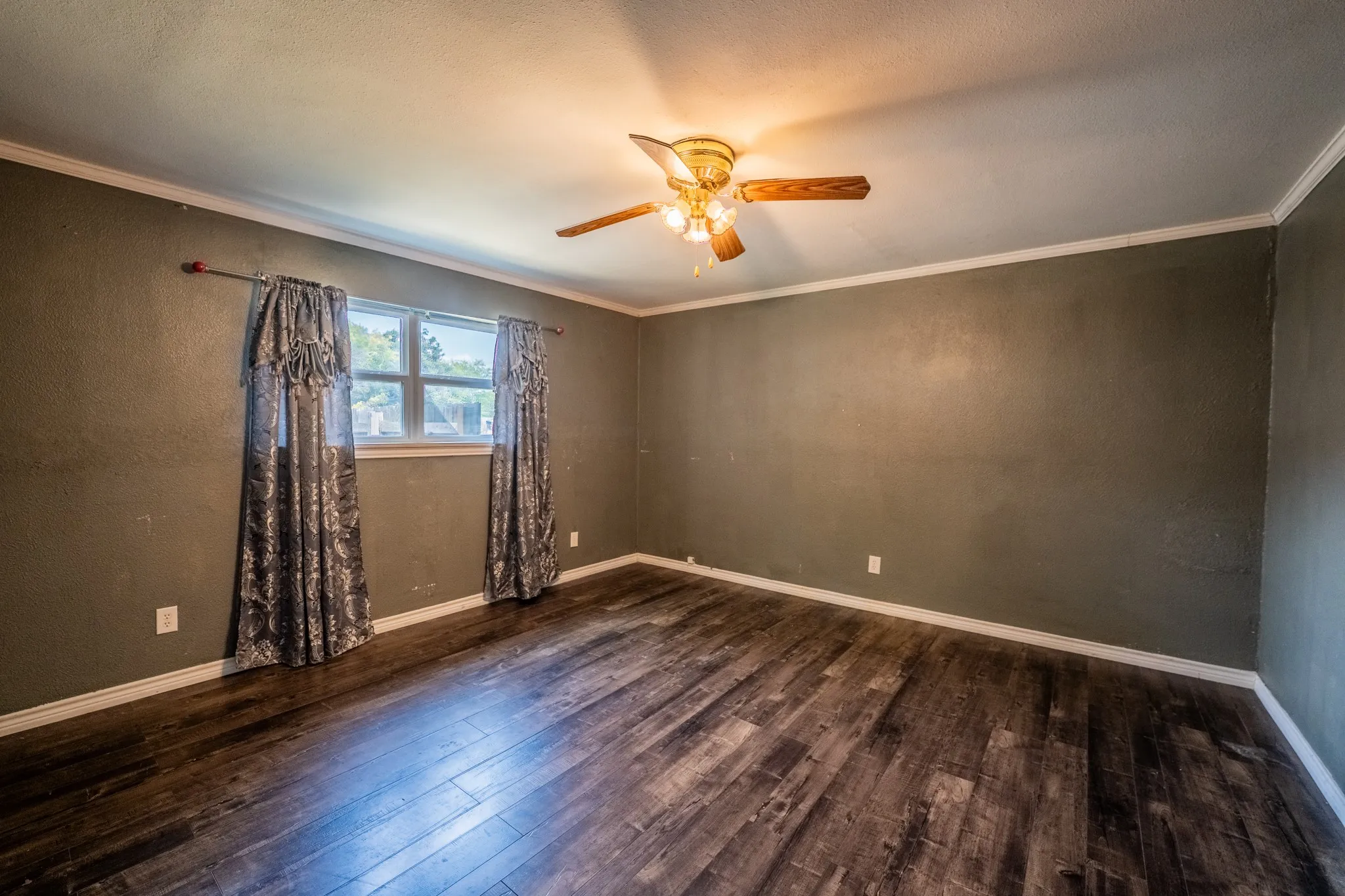 Single Family Residence For Sale in Hopkins County , 316 Woodcrest Circle, Sulphur Springs, Texas 75482, 4 Bedroom, 3 Bathroom, 2 Garage spaces, 2,511 Sqft, built in 1968, mls#21354894, Real Estate Agent in Sulphur Springs, Homes For Sale in Hopkins county, Homes For Sale in Sulphur Springs, Realtor in Sulphur Springs Texas, Real Estate Brokerage Independent Realty Texas, Luminita Cordes Realtor
