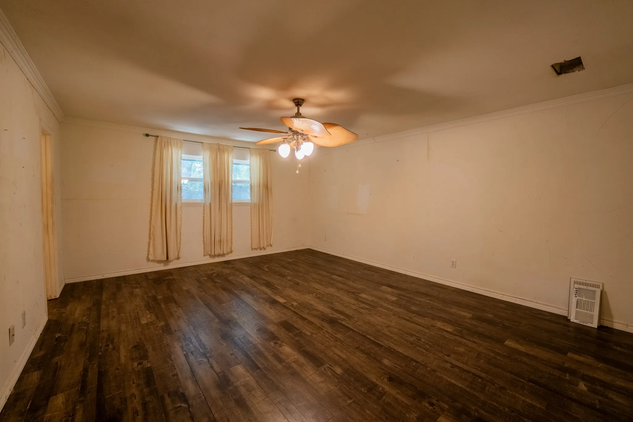 Single Family Residence For Sale in Hopkins County , 316 Woodcrest Circle, Sulphur Springs, Texas 75482, 4 Bedroom, 3 Bathroom, 2 Garage spaces, 2,511 Sqft, built in 1968, mls#21354894, Real Estate Agent in Sulphur Springs, Homes For Sale in Hopkins county, Homes For Sale in Sulphur Springs, Realtor in Sulphur Springs Texas, Real Estate Brokerage Independent Realty Texas, Luminita Cordes Realtor