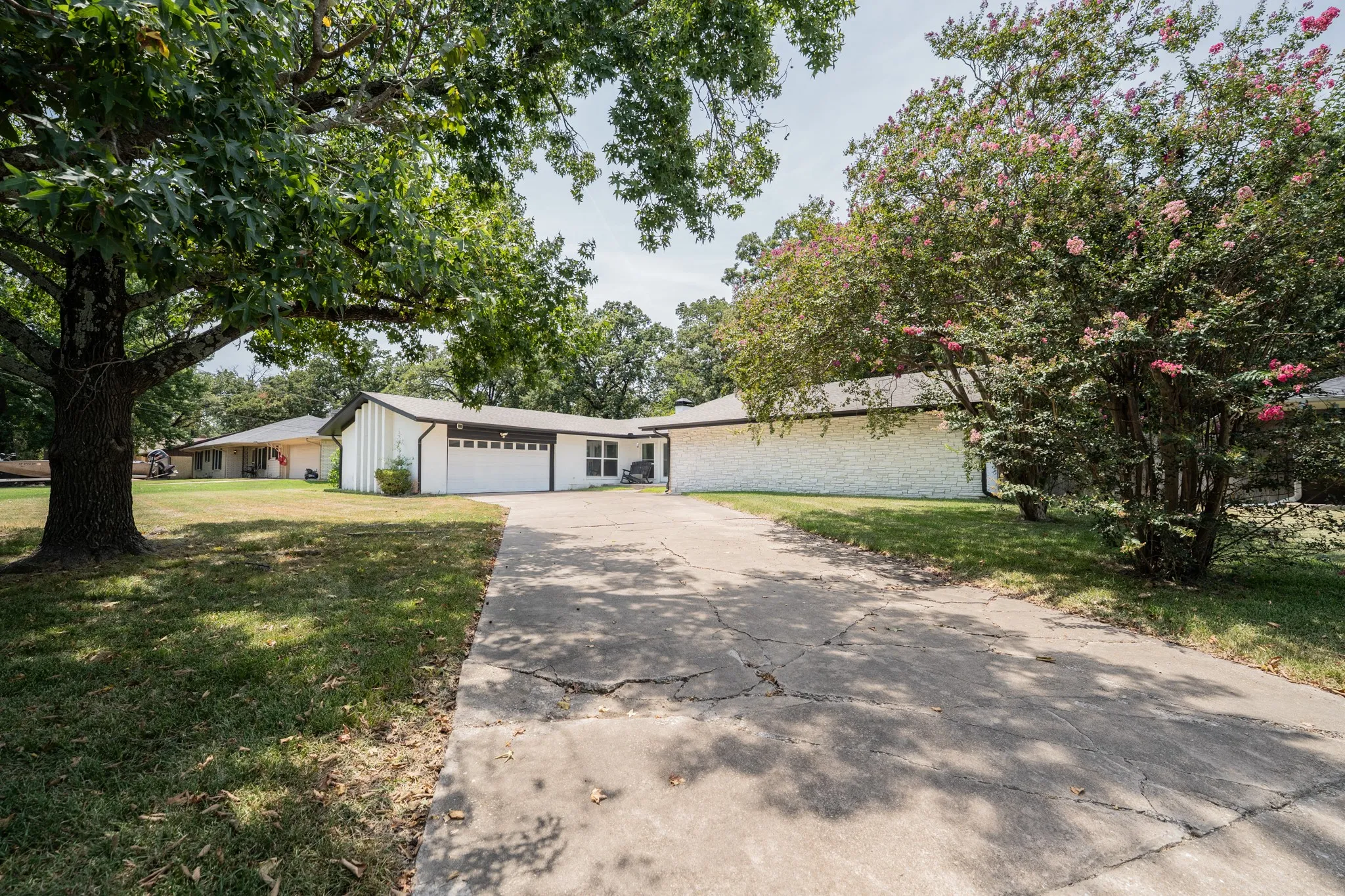 Single Family Residence For Sale in Hopkins County , 316 Woodcrest Circle, Sulphur Springs, Texas 75482, 4 Bedroom, 3 Bathroom, 2 Garage spaces, 2,511 Sqft, built in 1968, mls#21354894, Real Estate Agent in Sulphur Springs, Homes For Sale in Hopkins county, Homes For Sale in Sulphur Springs, Realtor in Sulphur Springs Texas, Real Estate Brokerage Independent Realty Texas, Luminita Cordes Realtor