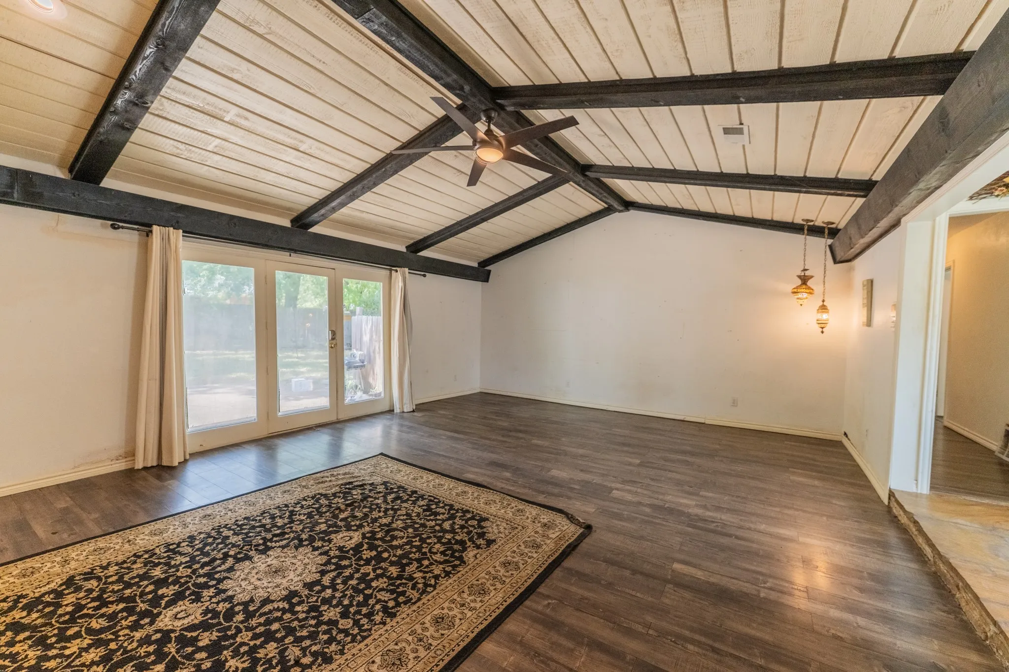 Single Family Residence For Sale in Hopkins County , 316 Woodcrest Circle, Sulphur Springs, Texas 75482, 4 Bedroom, 3 Bathroom, 2 Garage spaces, 2,511 Sqft, built in 1968, mls#21354894, Real Estate Agent in Sulphur Springs, Homes For Sale in Hopkins county, Homes For Sale in Sulphur Springs, Realtor in Sulphur Springs Texas, Real Estate Brokerage Independent Realty Texas, Luminita Cordes Realtor