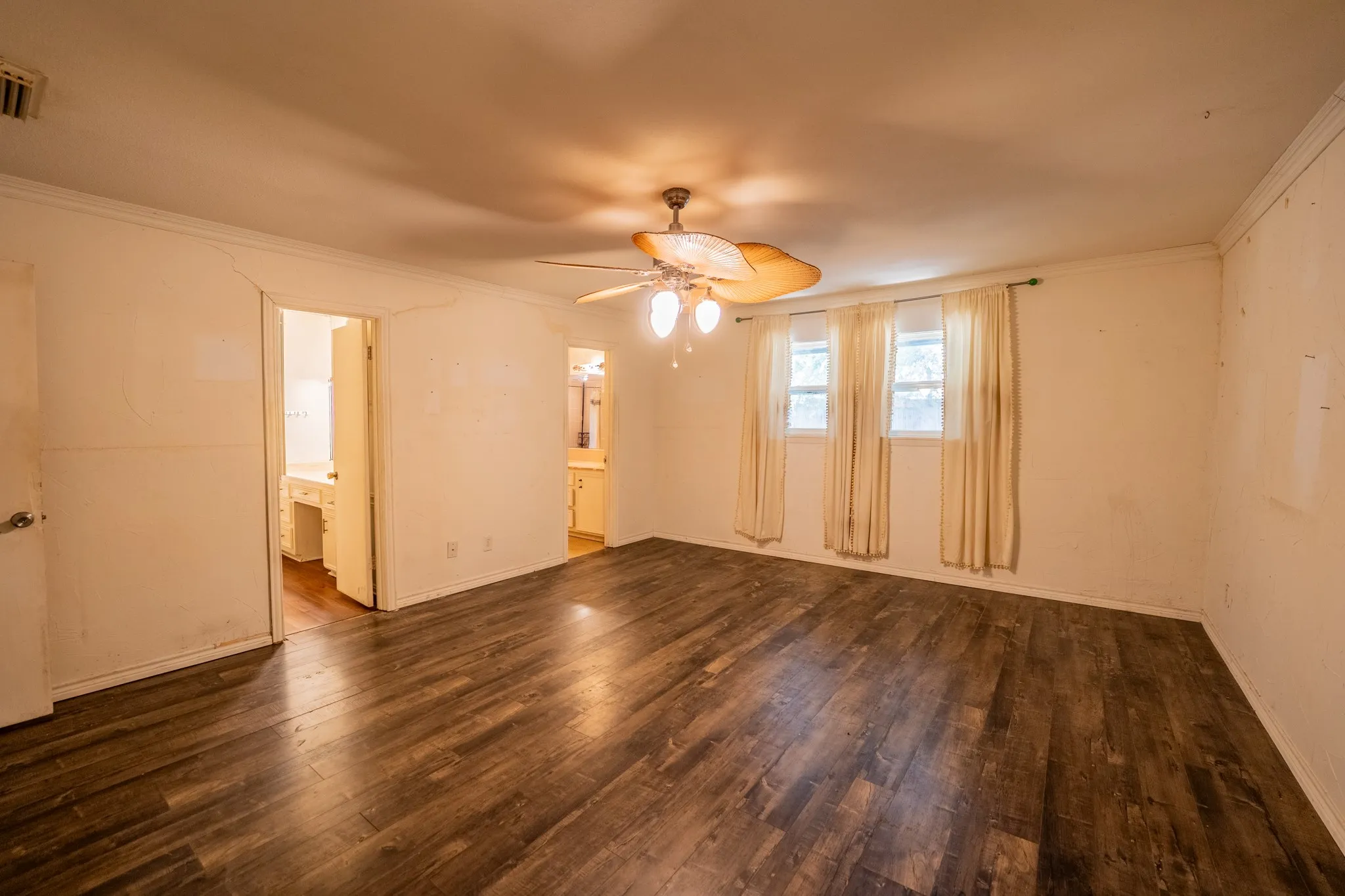Single Family Residence For Sale in Hopkins County , 316 Woodcrest Circle, Sulphur Springs, Texas 75482, 4 Bedroom, 3 Bathroom, 2 Garage spaces, 2,511 Sqft, built in 1968, mls#21354894, Real Estate Agent in Sulphur Springs, Homes For Sale in Hopkins county, Homes For Sale in Sulphur Springs, Realtor in Sulphur Springs Texas, Real Estate Brokerage Independent Realty Texas, Luminita Cordes Realtor