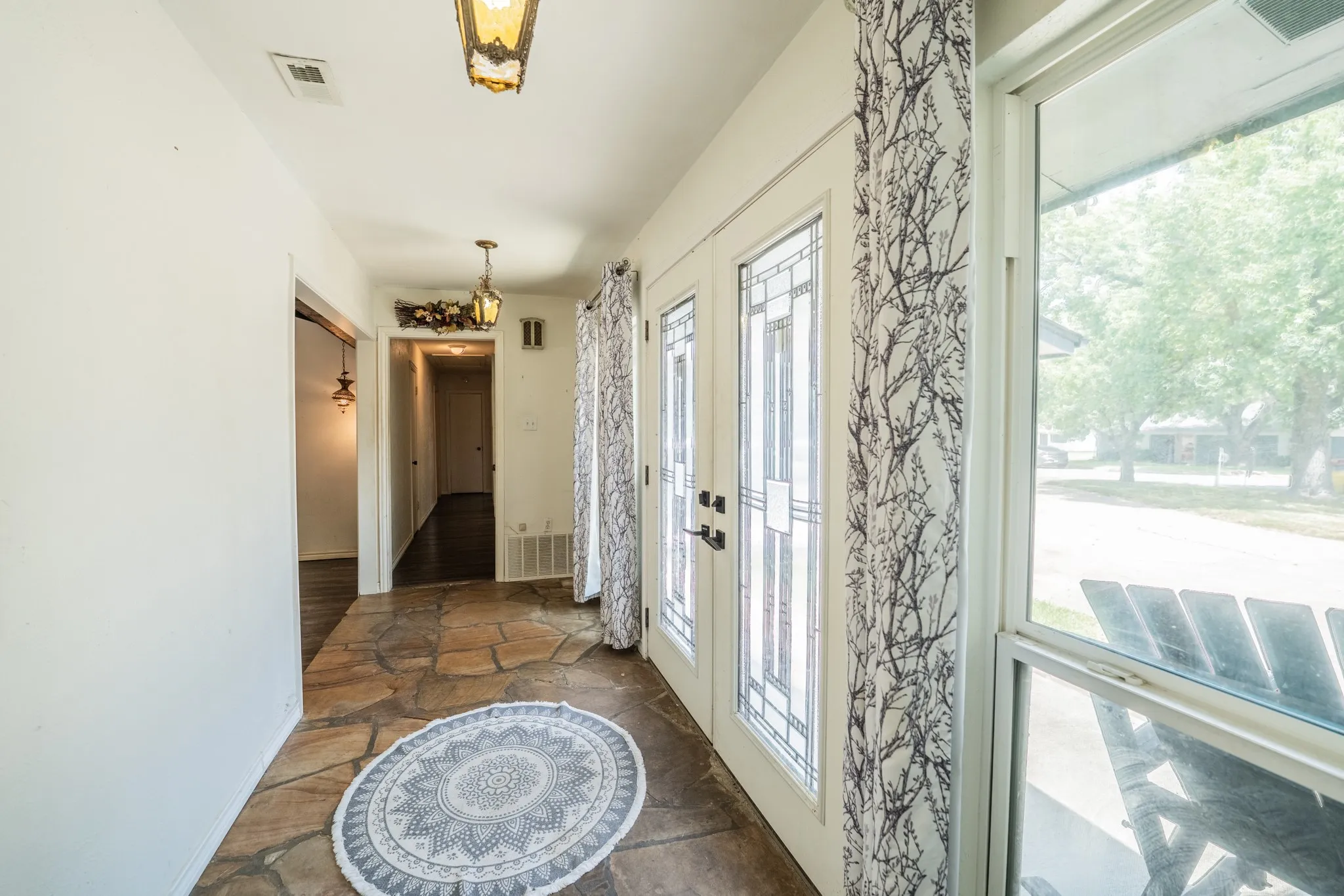 Single Family Residence For Sale in Hopkins County , 316 Woodcrest Circle, Sulphur Springs, Texas 75482, 4 Bedroom, 3 Bathroom, 2 Garage spaces, 2,511 Sqft, built in 1968, mls#21354894, Real Estate Agent in Sulphur Springs, Homes For Sale in Hopkins county, Homes For Sale in Sulphur Springs, Realtor in Sulphur Springs Texas, Real Estate Brokerage Independent Realty Texas, Luminita Cordes Realtor