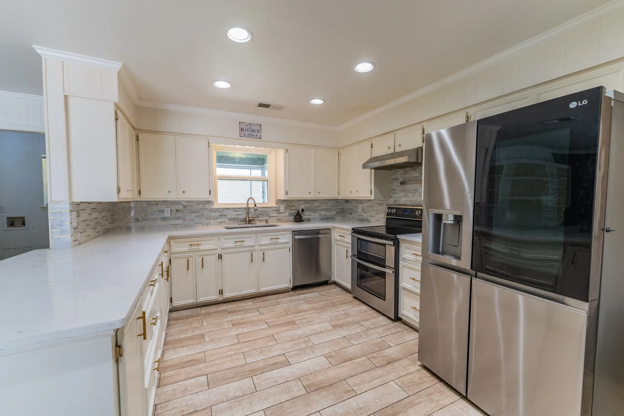 Single Family Residence For Sale in Hopkins County , 316 Woodcrest Circle, Sulphur Springs, Texas 75482, 4 Bedroom, 3 Bathroom, 2 Garage spaces, 2,511 Sqft, built in 1968, mls#21354894, Real Estate Agent in Sulphur Springs, Homes For Sale in Hopkins county, Homes For Sale in Sulphur Springs, Realtor in Sulphur Springs Texas, Real Estate Brokerage Independent Realty Texas, Luminita Cordes Realtor