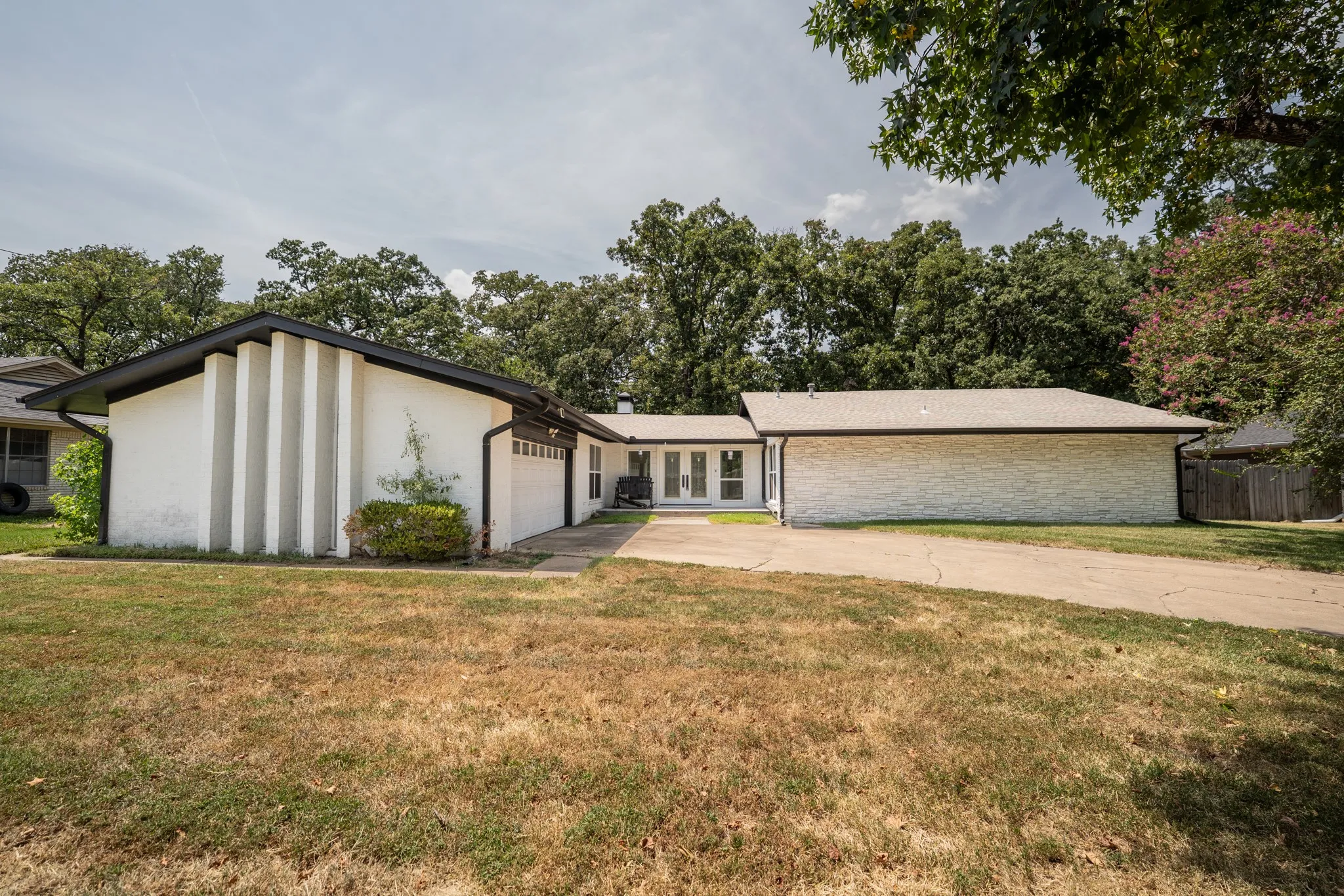 Single Family Residence For Sale in Hopkins County , 316 Woodcrest Circle, Sulphur Springs, Texas 75482, 4 Bedroom, 3 Bathroom, 2 Garage spaces, 2,511 Sqft, built in 1968, mls#21354894, Real Estate Agent in Sulphur Springs, Homes For Sale in Hopkins county, Homes For Sale in Sulphur Springs, Realtor in Sulphur Springs Texas, Real Estate Brokerage Independent Realty Texas, Luminita Cordes Realtor