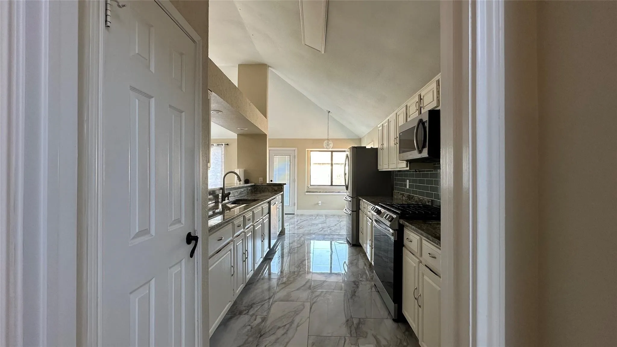 Single Family Residence For Rent in Collin County , 3925 Capricorn Court, Plano, Texas 75023, 3 Bedroom, 3 Bathroom, 2 Garage spaces, 2,297 Sqft, built in 1986, mls#21356113, Real Estate Agent in Plano, Homes For Rent in Collin county, Homes For Rent in Plano, Realtor in Plano Texas, Real Estate Brokerage Independent Realty Texas, Luminita Cordes Realtor