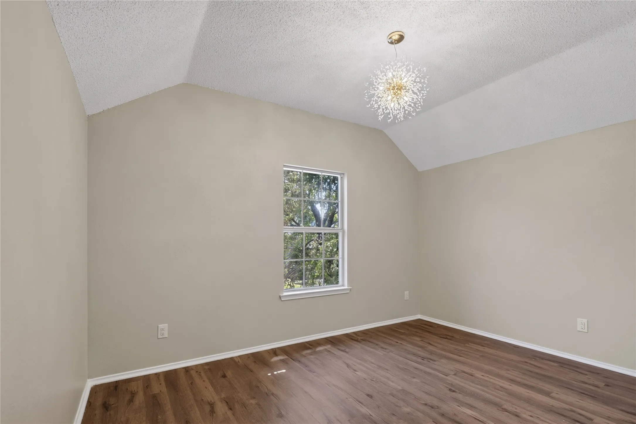 Single Family Residence For Sale in Denton County , 2201 W Brooklake Street, Denton, Texas 76207, 5 Bedroom, 3 Bathroom, 2 Garage spaces, 2,826 Sqft, built in 1991, mls#21355446, Real Estate Agent in Denton, Homes For Sale in Denton county, Homes For Sale in Denton, Realtor in Denton Texas, Real Estate Brokerage Independent Realty Texas, Luminita Cordes Realtor