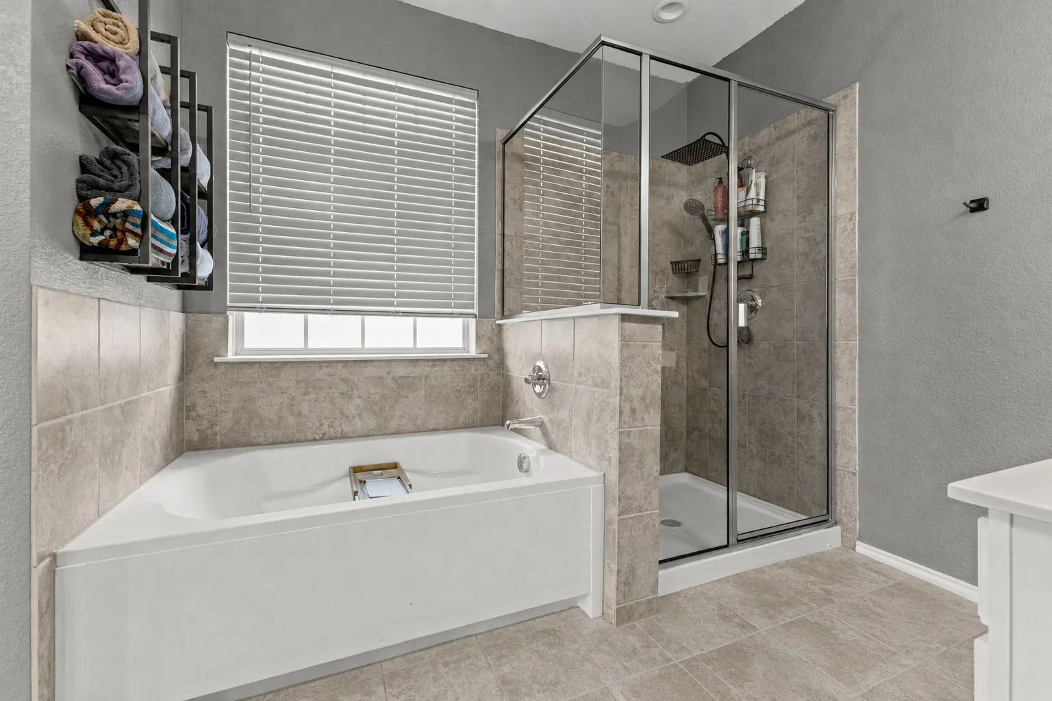 Single Family Residence For Sale in Ellis County , 227 Hackney Street, Waxahachie, Texas 75165, 3 Bedroom, 2 Bathroom, 2 Garage spaces, 2,360 Sqft, built in 2018, mls#21356406, Real Estate Agent in Waxahachie, Homes For Sale in Ellis county, Homes For Sale in Waxahachie, Realtor in Waxahachie Texas, Real Estate Brokerage Independent Realty Texas, Luminita Cordes Realtor