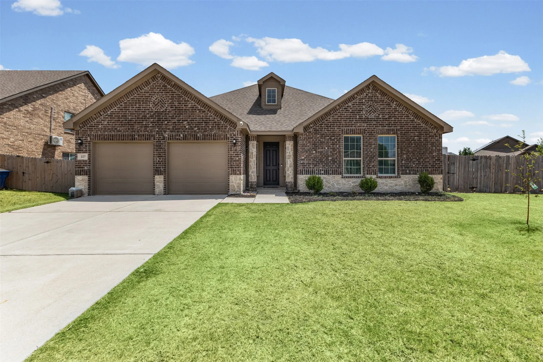 Single Family Residence For Sale in Ellis County , 227 Hackney Street, Waxahachie, Texas 75165, 3 Bedroom, 2 Bathroom, 2 Garage spaces, 2,360 Sqft, built in 2018, mls#21356406, Real Estate Agent in Waxahachie, Homes For Sale in Ellis county, Homes For Sale in Waxahachie, Realtor in Waxahachie Texas, Real Estate Brokerage Independent Realty Texas, Luminita Cordes Realtor