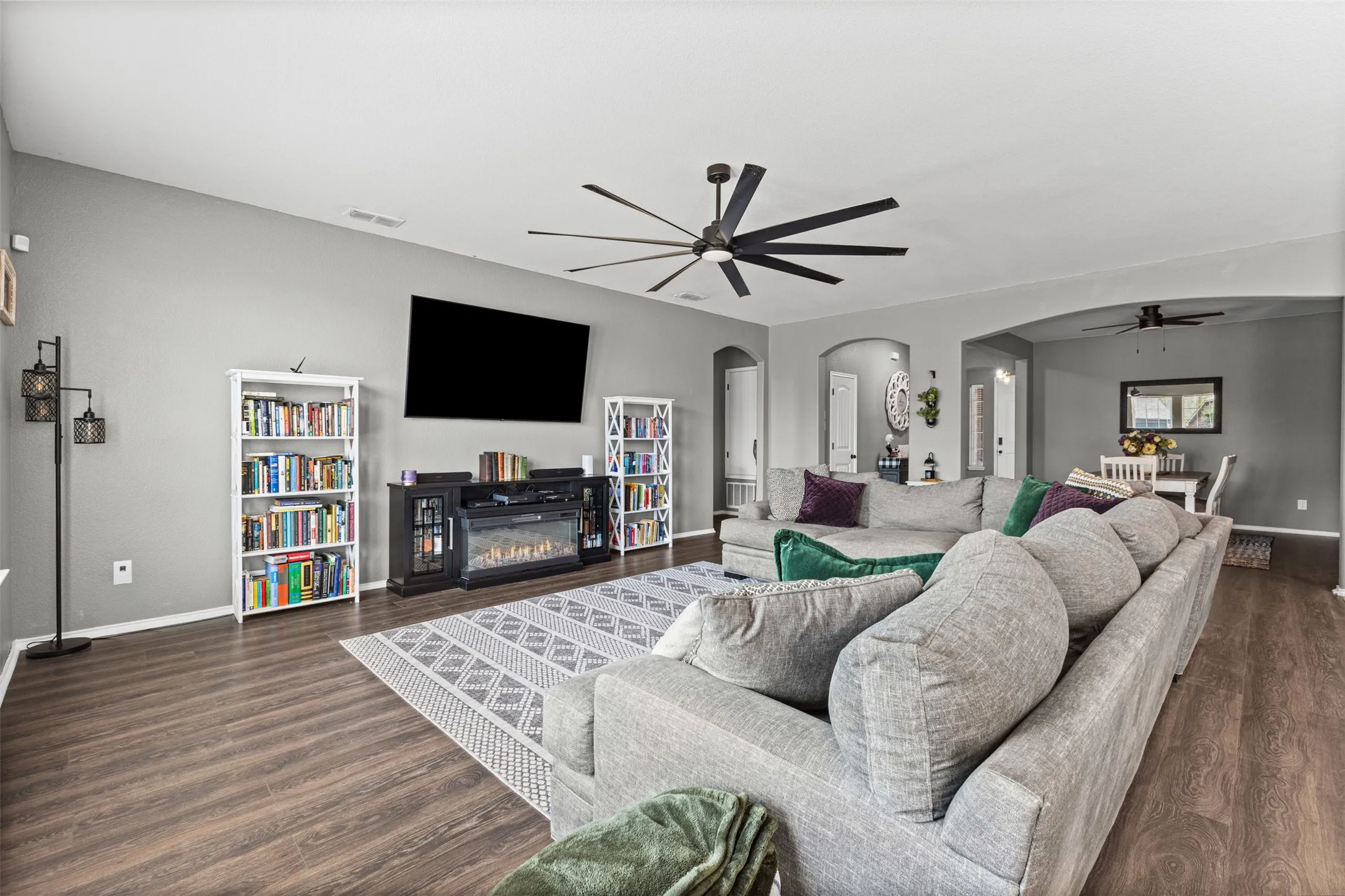 Single Family Residence For Sale in Ellis County , 227 Hackney Street, Waxahachie, Texas 75165, 3 Bedroom, 2 Bathroom, 2 Garage spaces, 2,360 Sqft, built in 2018, mls#21356406, Real Estate Agent in Waxahachie, Homes For Sale in Ellis county, Homes For Sale in Waxahachie, Realtor in Waxahachie Texas, Real Estate Brokerage Independent Realty Texas, Luminita Cordes Realtor