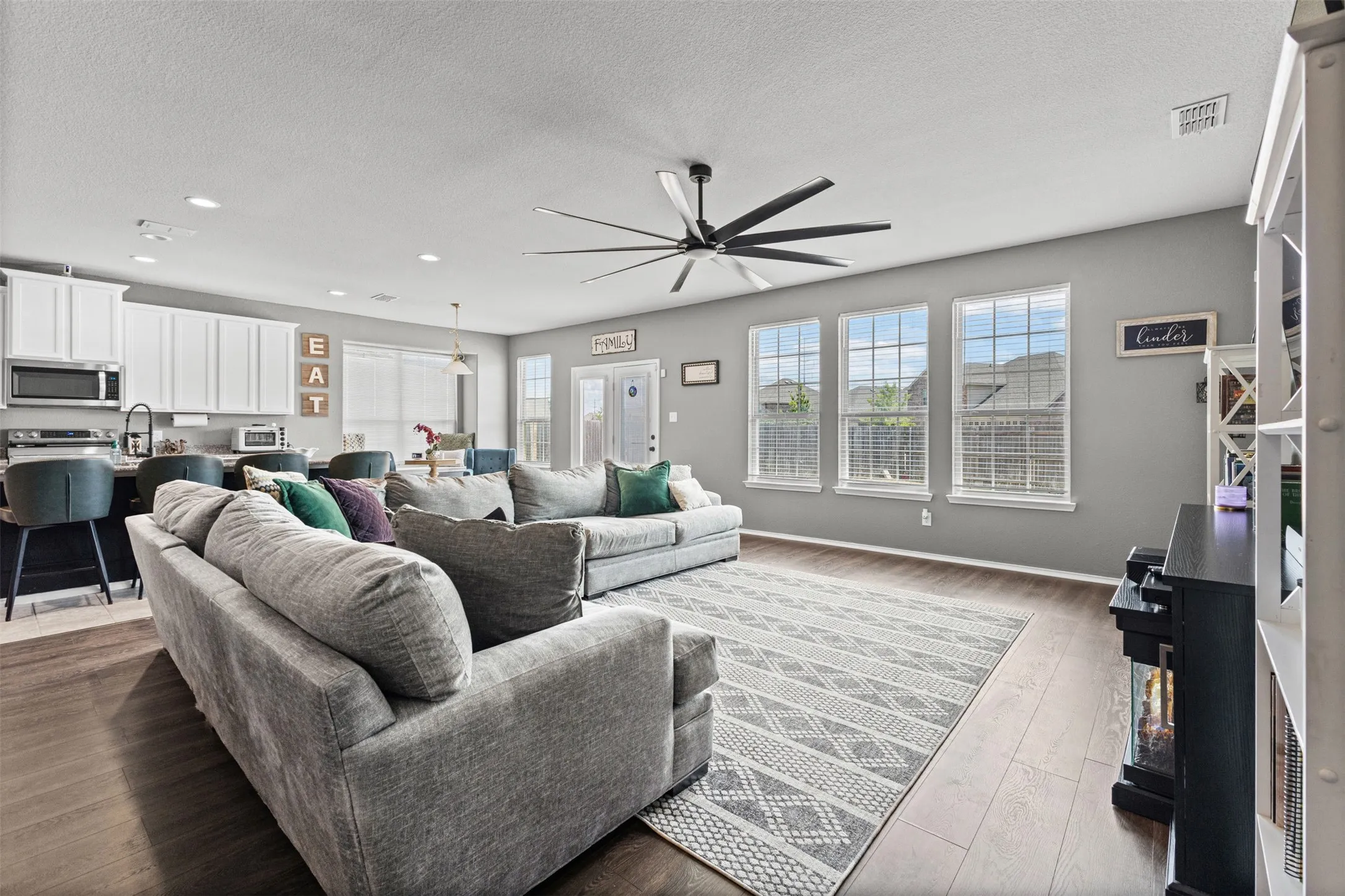 Single Family Residence For Sale in Ellis County , 227 Hackney Street, Waxahachie, Texas 75165, 3 Bedroom, 2 Bathroom, 2 Garage spaces, 2,360 Sqft, built in 2018, mls#21356406, Real Estate Agent in Waxahachie, Homes For Sale in Ellis county, Homes For Sale in Waxahachie, Realtor in Waxahachie Texas, Real Estate Brokerage Independent Realty Texas, Luminita Cordes Realtor