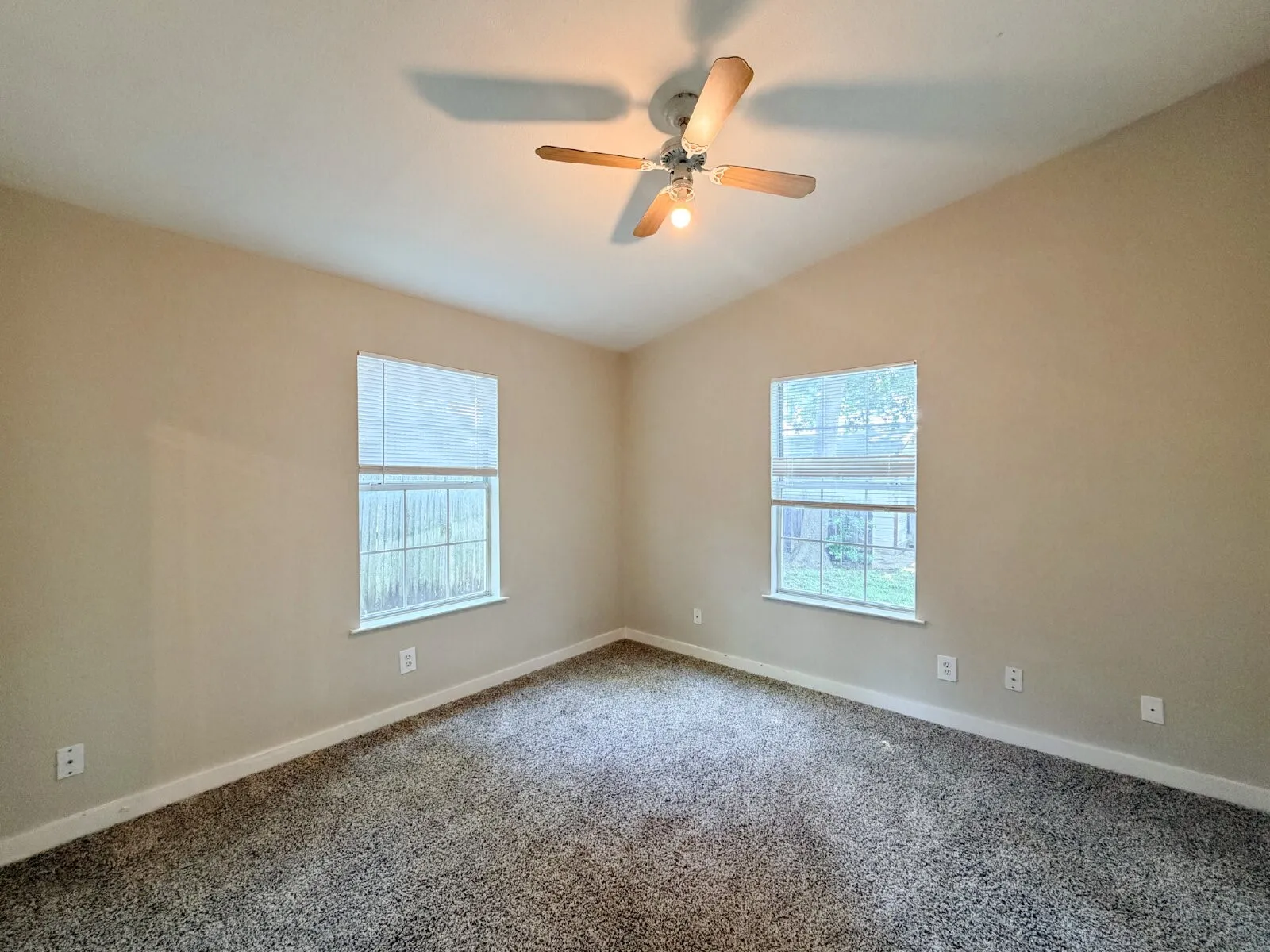 Single Family Residence For Rent in Johnson County , 1705 N Robinson Street, Cleburne, Texas 76031, 3 Bedroom, 2 Bathroom, Garage spaces, 1,076 Sqft, built in 1946, Price $1,450, mls#21356536, Real Estate Agent in Cleburne, Homes For Rent in Johnson county, Homes For Rent in Cleburne, Realtor in Cleburne Texas, Real Estate Brokerage Independent Realty Texas, Luminita Cordes Realtor