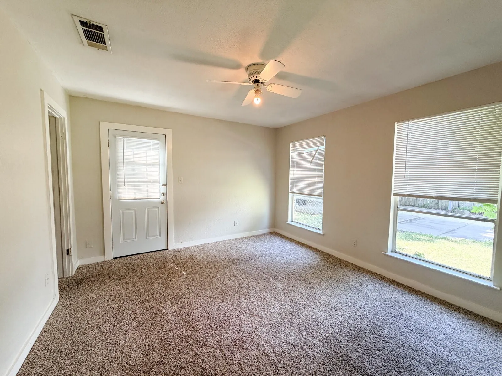 Single Family Residence For Rent in Johnson County , 1705 N Robinson Street, Cleburne, Texas 76031, 3 Bedroom, 2 Bathroom, Garage spaces, 1,076 Sqft, built in 1946, Price $1,450, mls#21356536, Real Estate Agent in Cleburne, Homes For Rent in Johnson county, Homes For Rent in Cleburne, Realtor in Cleburne Texas, Real Estate Brokerage Independent Realty Texas, Luminita Cordes Realtor