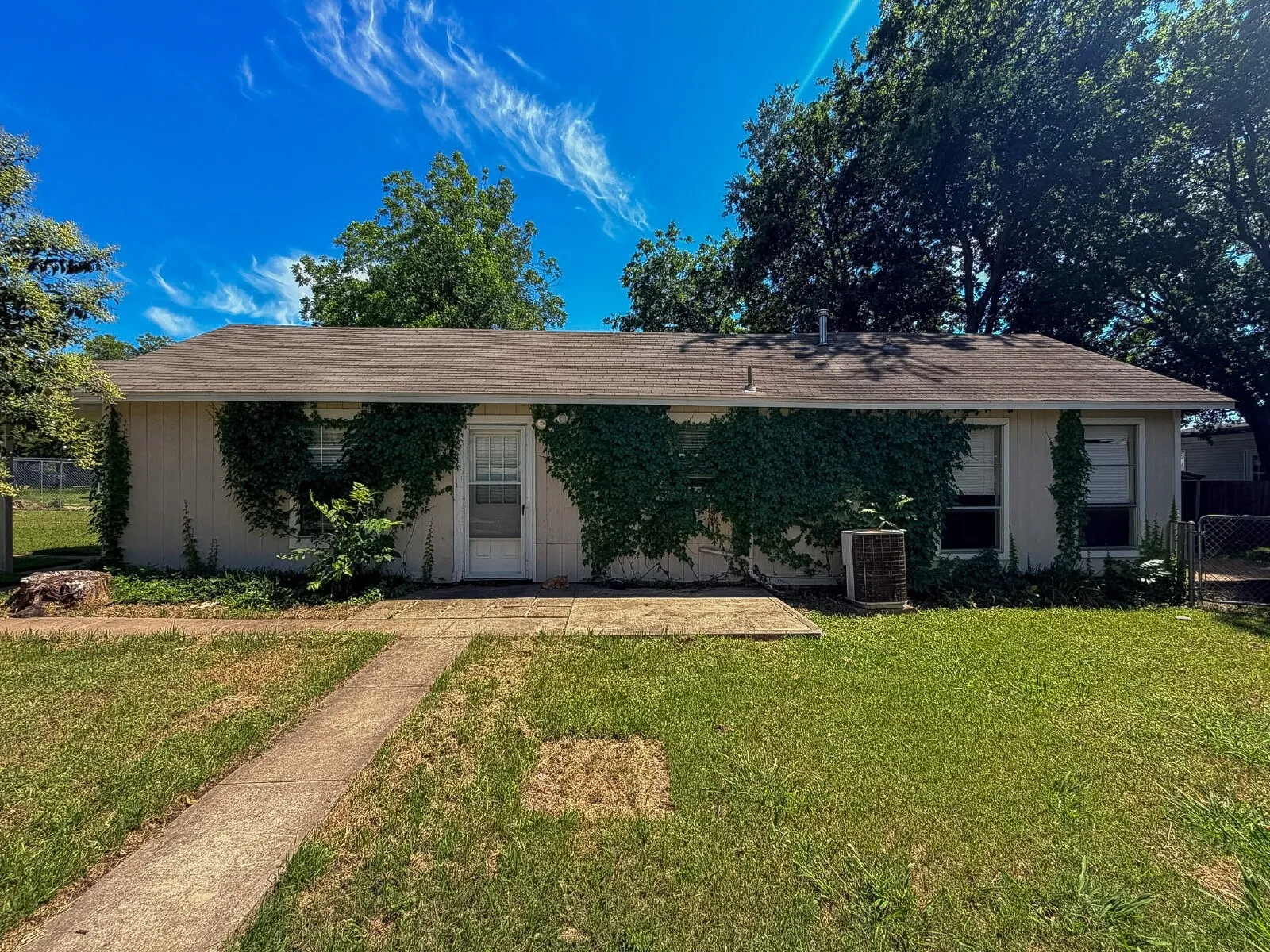Single Family Residence For Rent in Johnson County , 1705 N Robinson Street, Cleburne, Texas 76031, 3 Bedroom, 2 Bathroom, Garage spaces, 1,076 Sqft, built in 1946, Price $1,450, mls#21356536, Real Estate Agent in Cleburne, Homes For Rent in Johnson county, Homes For Rent in Cleburne, Realtor in Cleburne Texas, Real Estate Brokerage Independent Realty Texas, Luminita Cordes Realtor