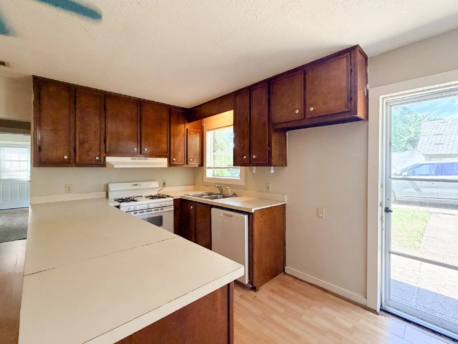 Single Family Residence For Rent in Johnson County , 1705 N Robinson Street, Cleburne, Texas 76031, 3 Bedroom, 2 Bathroom, Garage spaces, 1,076 Sqft, built in 1946, Price $1,450, mls#21356536, Real Estate Agent in Cleburne, Homes For Rent in Johnson county, Homes For Rent in Cleburne, Realtor in Cleburne Texas, Real Estate Brokerage Independent Realty Texas, Luminita Cordes Realtor