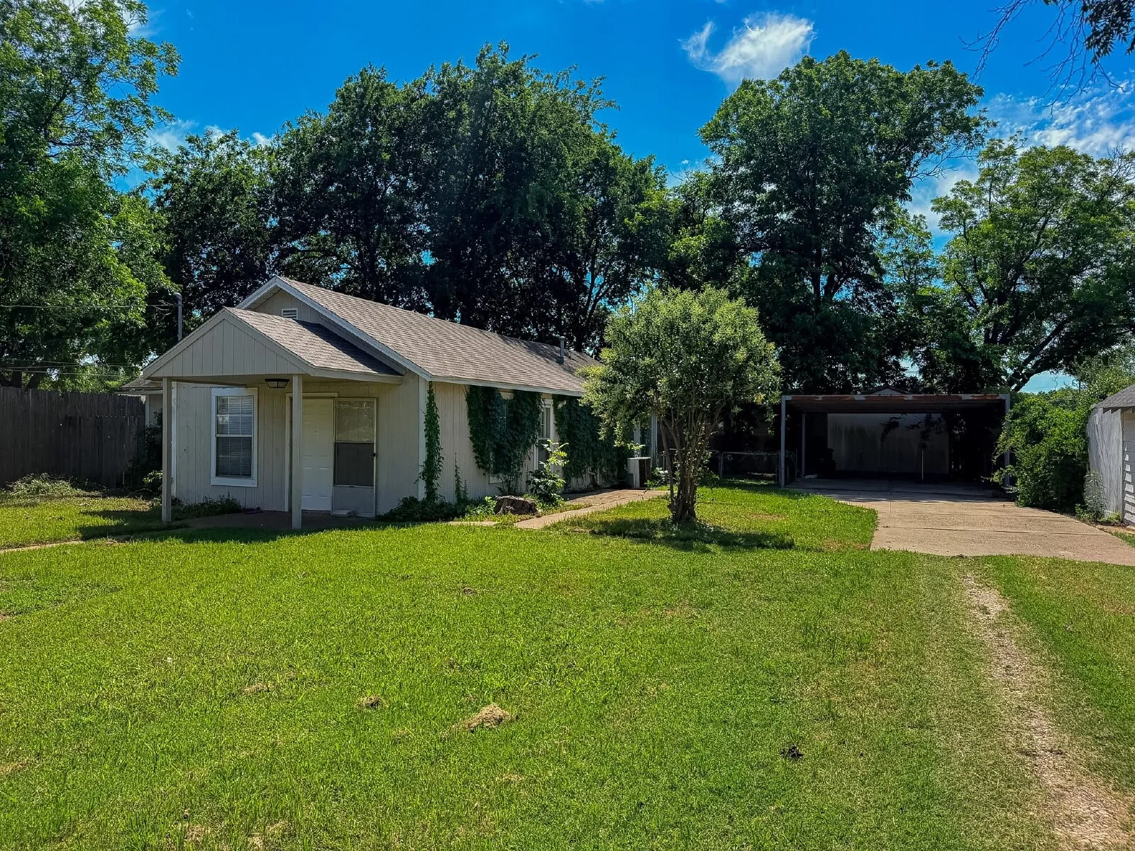 Single Family Residence For Rent in Johnson County , 1705 N Robinson Street, Cleburne, Texas 76031, 3 Bedroom, 2 Bathroom, Garage spaces, 1,076 Sqft, built in 1946, Price $1,450, mls#21356536, Real Estate Agent in Cleburne, Homes For Rent in Johnson county, Homes For Rent in Cleburne, Realtor in Cleburne Texas, Real Estate Brokerage Independent Realty Texas, Luminita Cordes Realtor