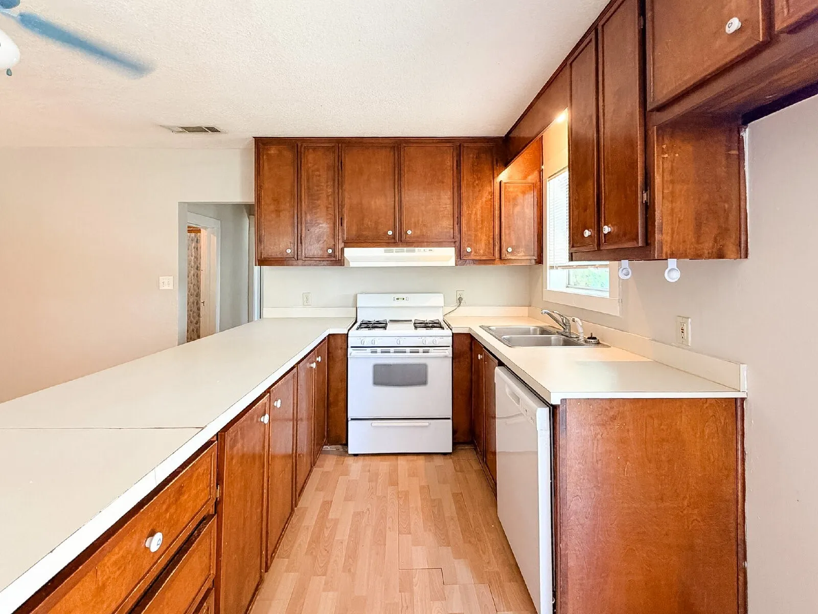 Single Family Residence For Rent in Johnson County , 1705 N Robinson Street, Cleburne, Texas 76031, 3 Bedroom, 2 Bathroom, Garage spaces, 1,076 Sqft, built in 1946, Price $1,450, mls#21356536, Real Estate Agent in Cleburne, Homes For Rent in Johnson county, Homes For Rent in Cleburne, Realtor in Cleburne Texas, Real Estate Brokerage Independent Realty Texas, Luminita Cordes Realtor