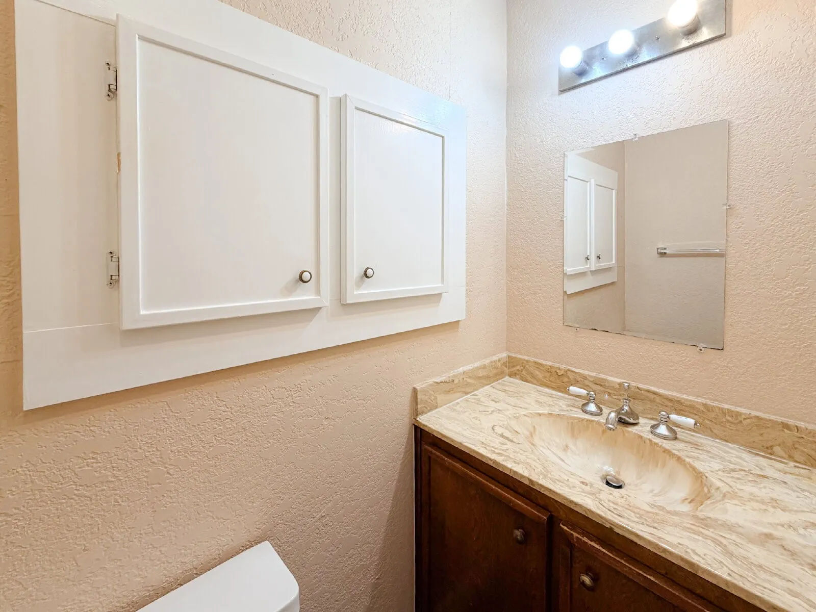 Single Family Residence For Rent in Johnson County , 1705 N Robinson Street, Cleburne, Texas 76031, 3 Bedroom, 2 Bathroom, Garage spaces, 1,076 Sqft, built in 1946, Price $1,450, mls#21356536, Real Estate Agent in Cleburne, Homes For Rent in Johnson county, Homes For Rent in Cleburne, Realtor in Cleburne Texas, Real Estate Brokerage Independent Realty Texas, Luminita Cordes Realtor